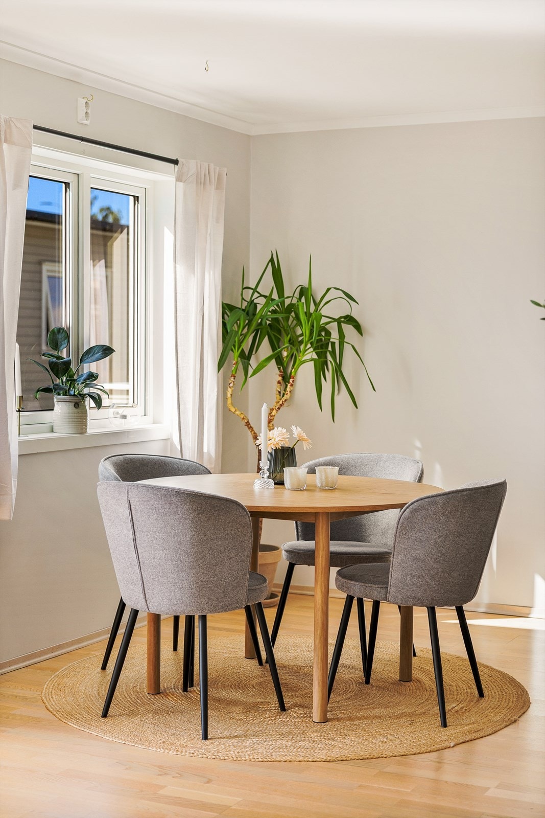 Her er det god plass til et romslig spisebord med flere sitteplasser, slik at familie og venner enkelt kan samles rundt bordet. Galleribilde