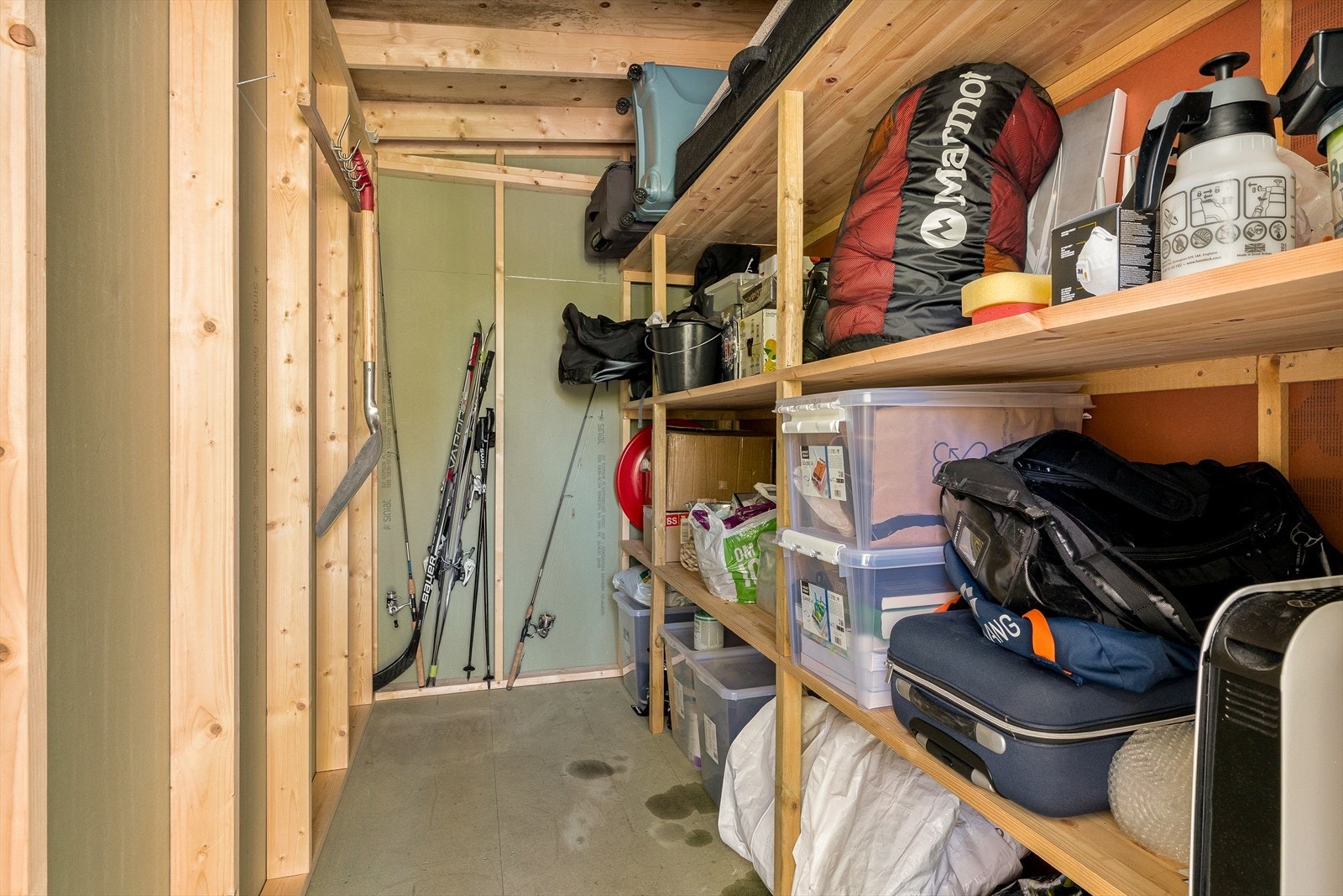 Den eksterne boden gir rikelig med lagringsplass for sportsutstyr og sesongartikler. Galleribilde
