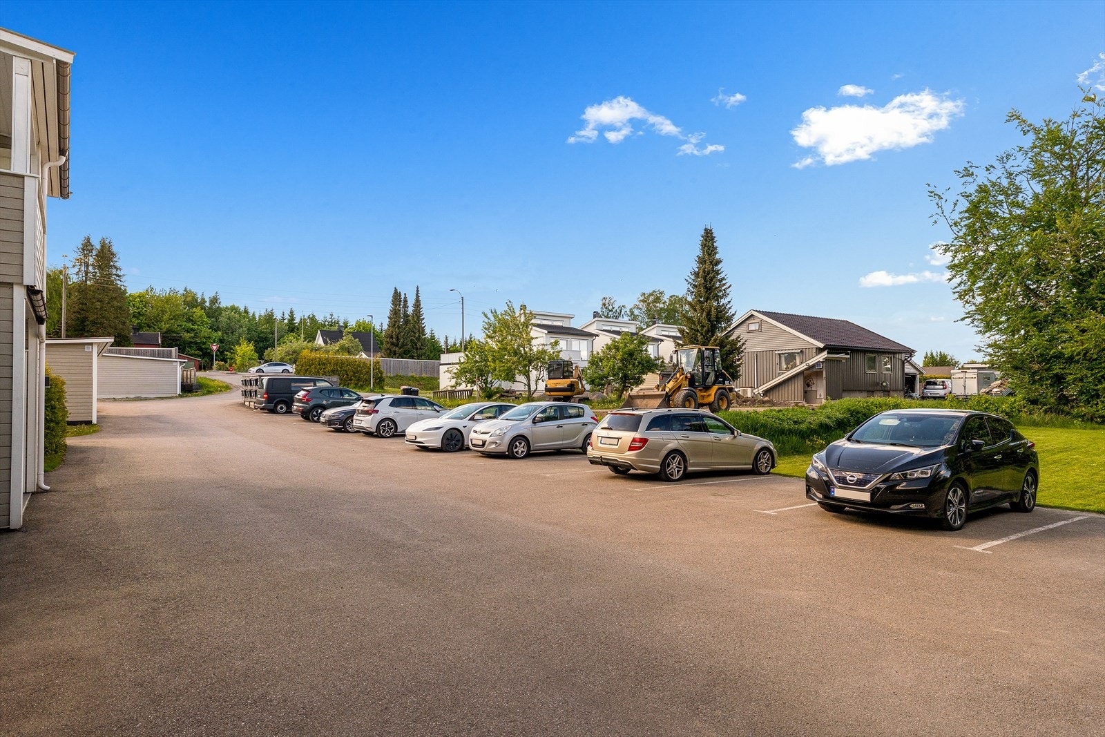 I tillegg til egen garasje disponerer sameiet gode parkeringsmuligheter på fellesområdet. De asfalterte parkeringsplassene gjør det enkelt for både beboere og besøkende å finne parkering, og bidrar til en praktisk og velfungerende hverdag. Galleribilde