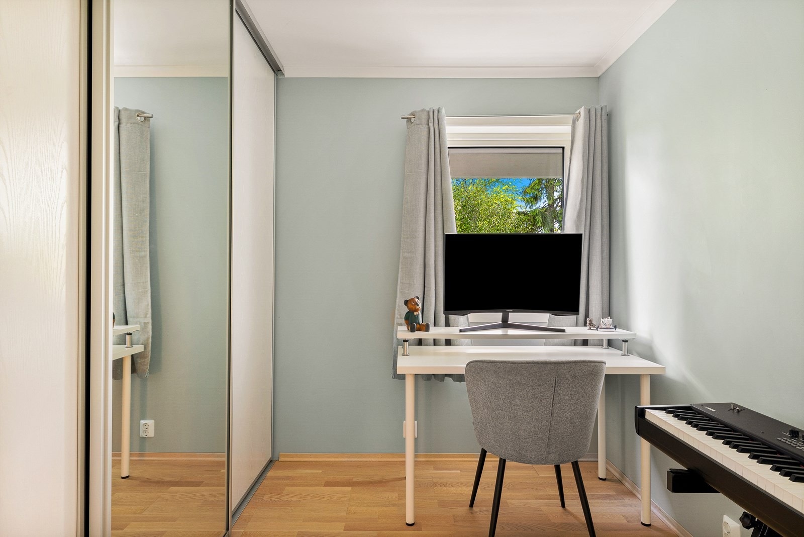 Det andre soverommet har en praktisk skyvedørsgarderobe som gir gode oppbevaringsmuligheter samtidig som den utnytter gulvplassen på en effektiv måte. Galleribilde
