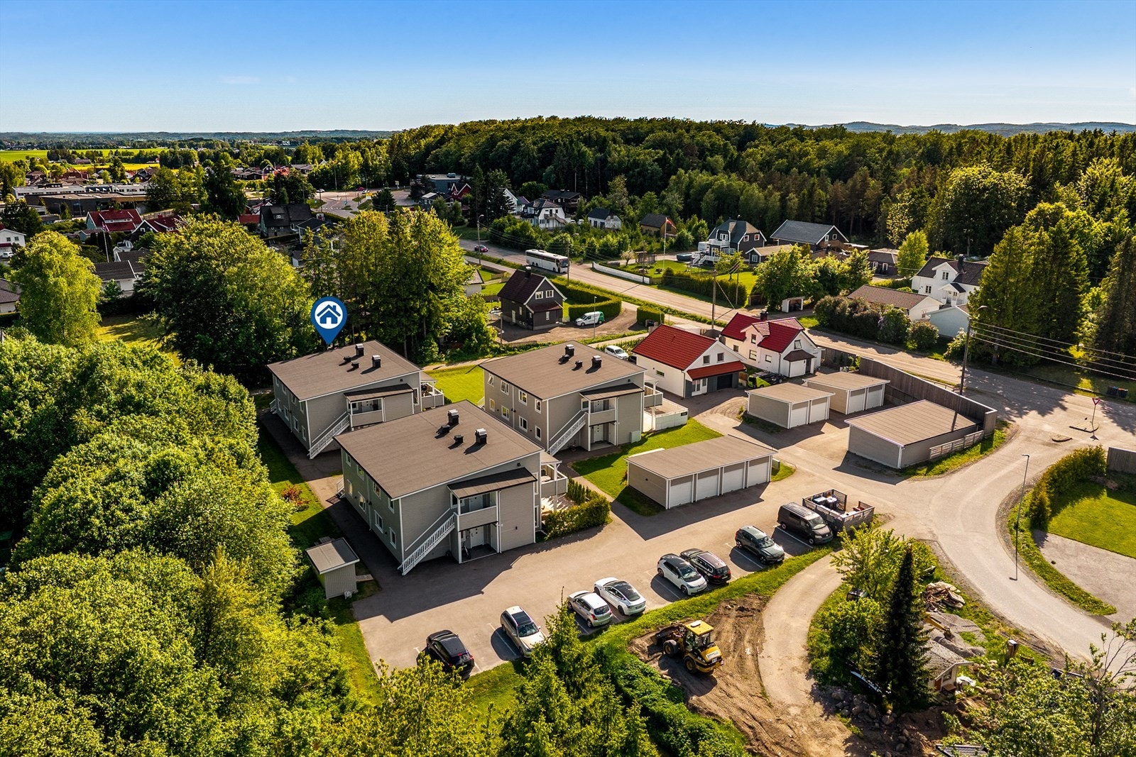 Nærområdet er preget av velholdte boligmiljøer, grønne omgivelser og kort vei til skog og mark, noe som gir gode muligheter for både aktivitet og rekreasjon året rundt. Galleribilde