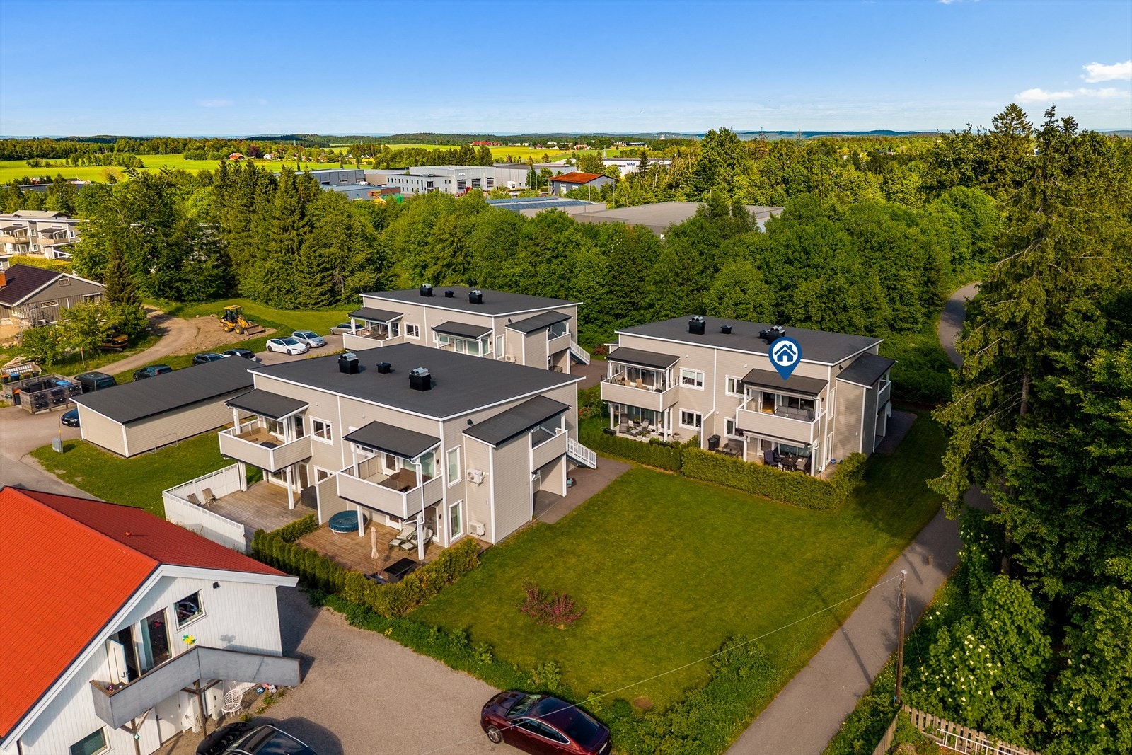 Leiligheten har en attraktiv og tilbaketrukket beliggenhet i Kullerødsvingen, et etablert og populært boligområde som kombinerer rolige omgivelser med nærhet til et bredt utvalg av servicetilbud og kommunikasjonsmuligheter. Galleribilde