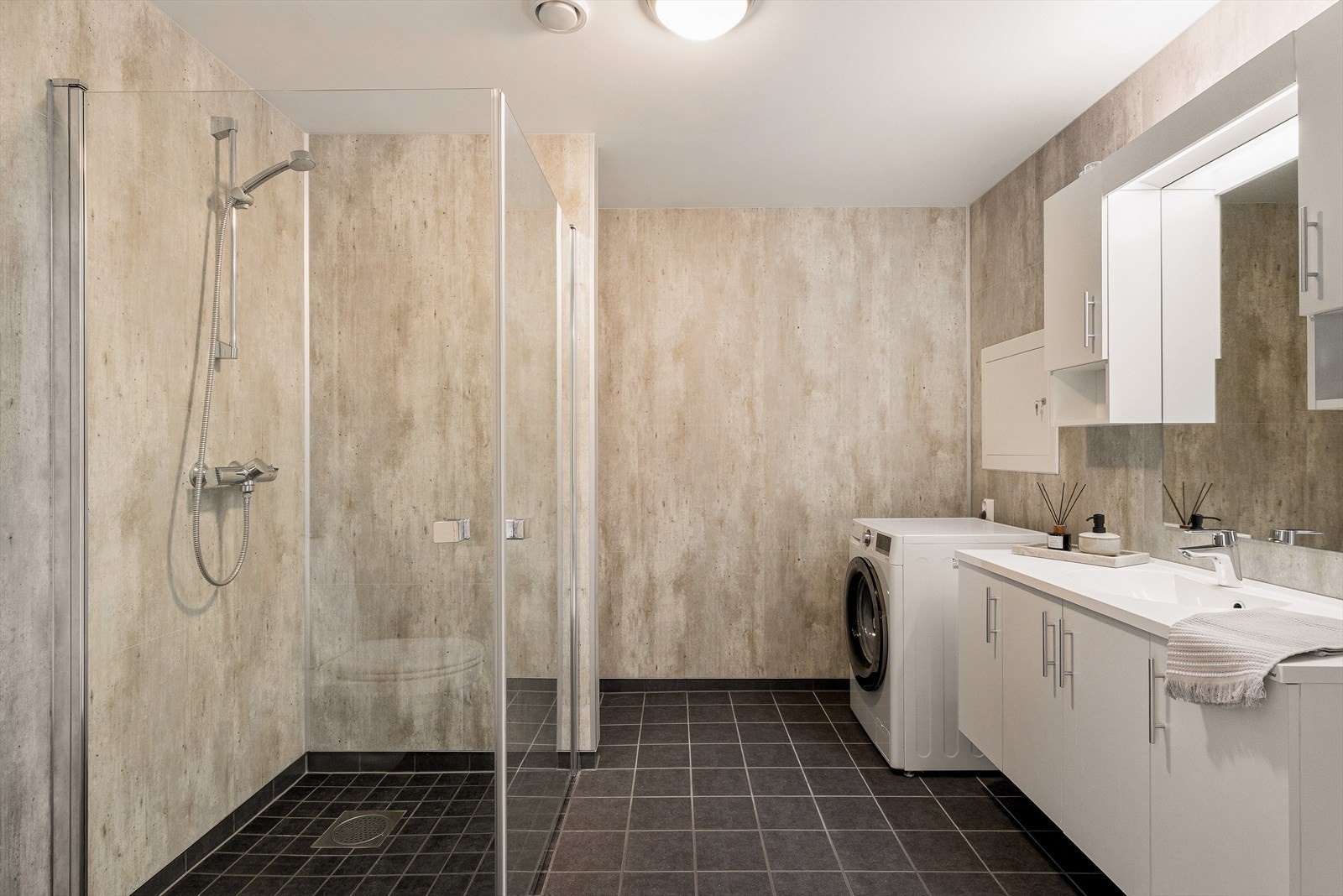 Badet fremstår som moderne, delikat og funksjonelt, med en utførelse som er dokumentert i henhold til teknisk forskrift fra 2010. Rommet holder en tidsriktig standard og er utformet med fokus på både komfort, praktiske løsninger og enkelt vedlikehold. Galleribilde