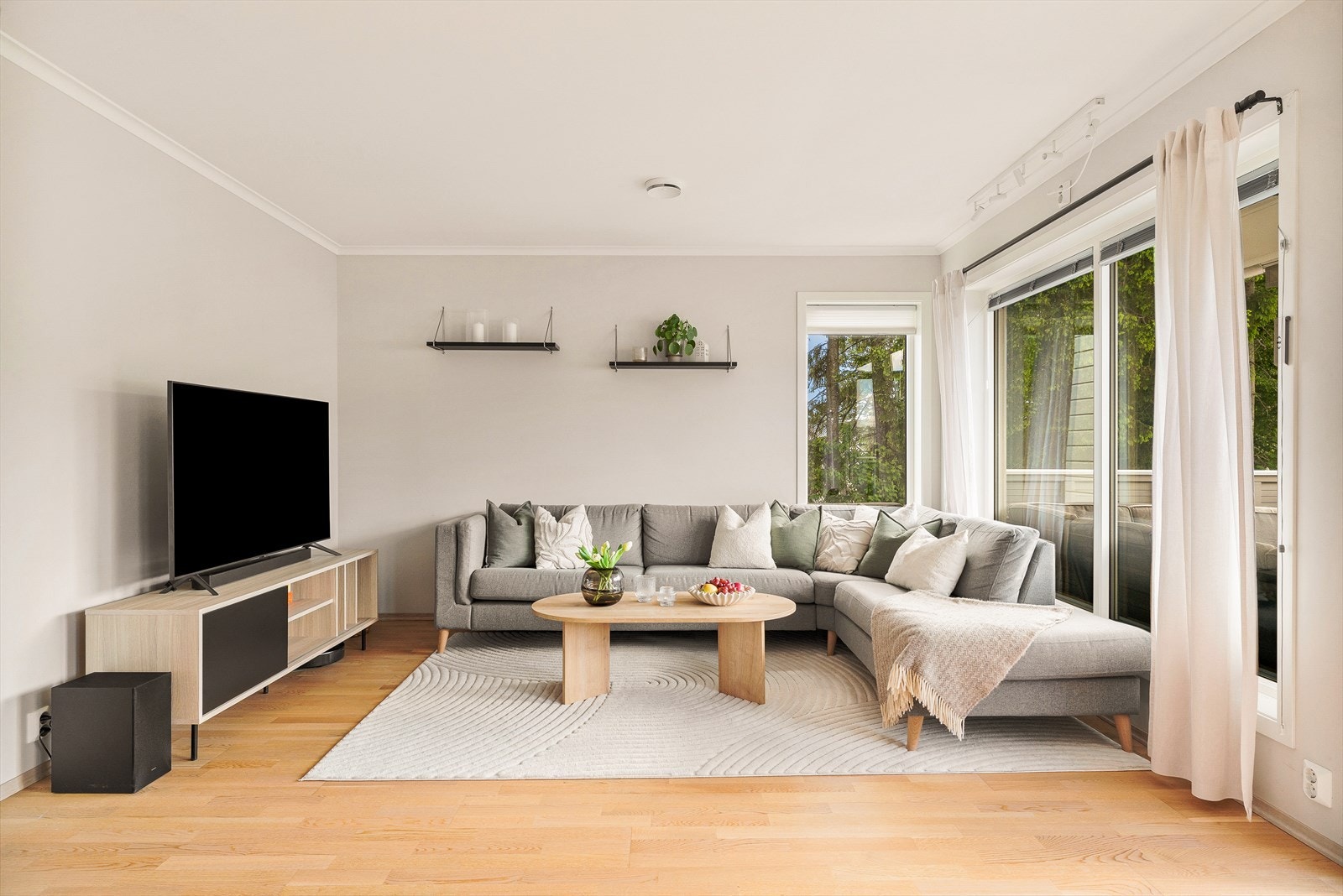 Store vindusflater mot vest slipper inn rikelig med naturlig lys og bidrar til en lys og trivelig atmosfære gjennom store deler av dagen. Galleribilde