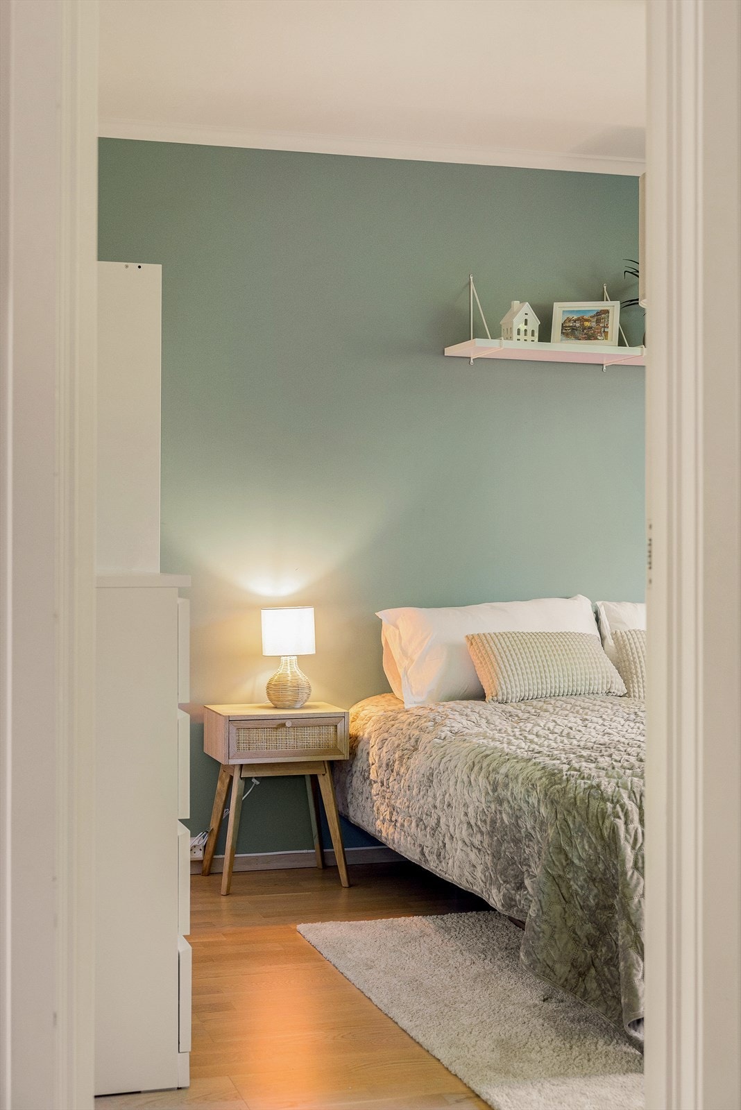 Rommet er malt i en flott og moderne fargetone som skaper en lun og avslappende atmosfære - perfekt for hvile og restitusjon etter en lang dag. Galleribilde