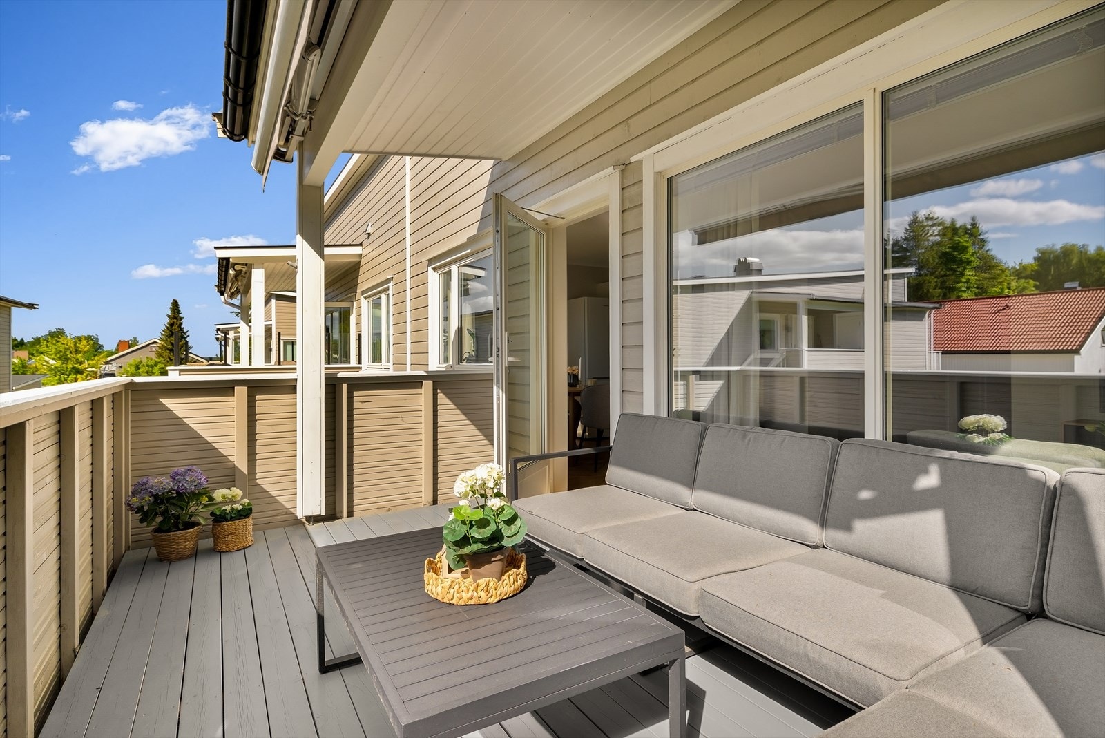 Med sin vestvendte beliggenhet kan du nyte gode solforhold fra ettermiddagen og utover kvelden. Her er det plass til utemøbler og grill. Dette er et lunt og skjermet uteområde som legger til rette for både avslapning og hyggelige stunder. Galleribilde