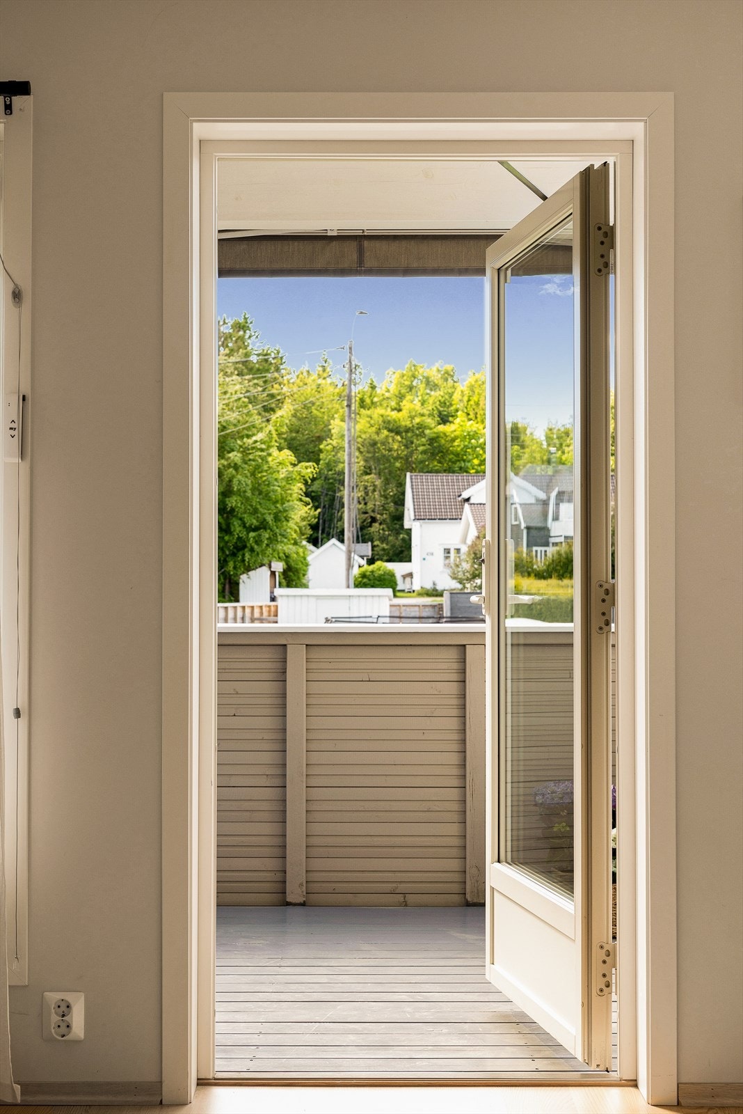 Fra stuen er det direkte utgang til den vestvendte balkongen, som fungerer som en naturlig forlengelse av oppholdsrommet i sommerhalvåret. Galleribilde