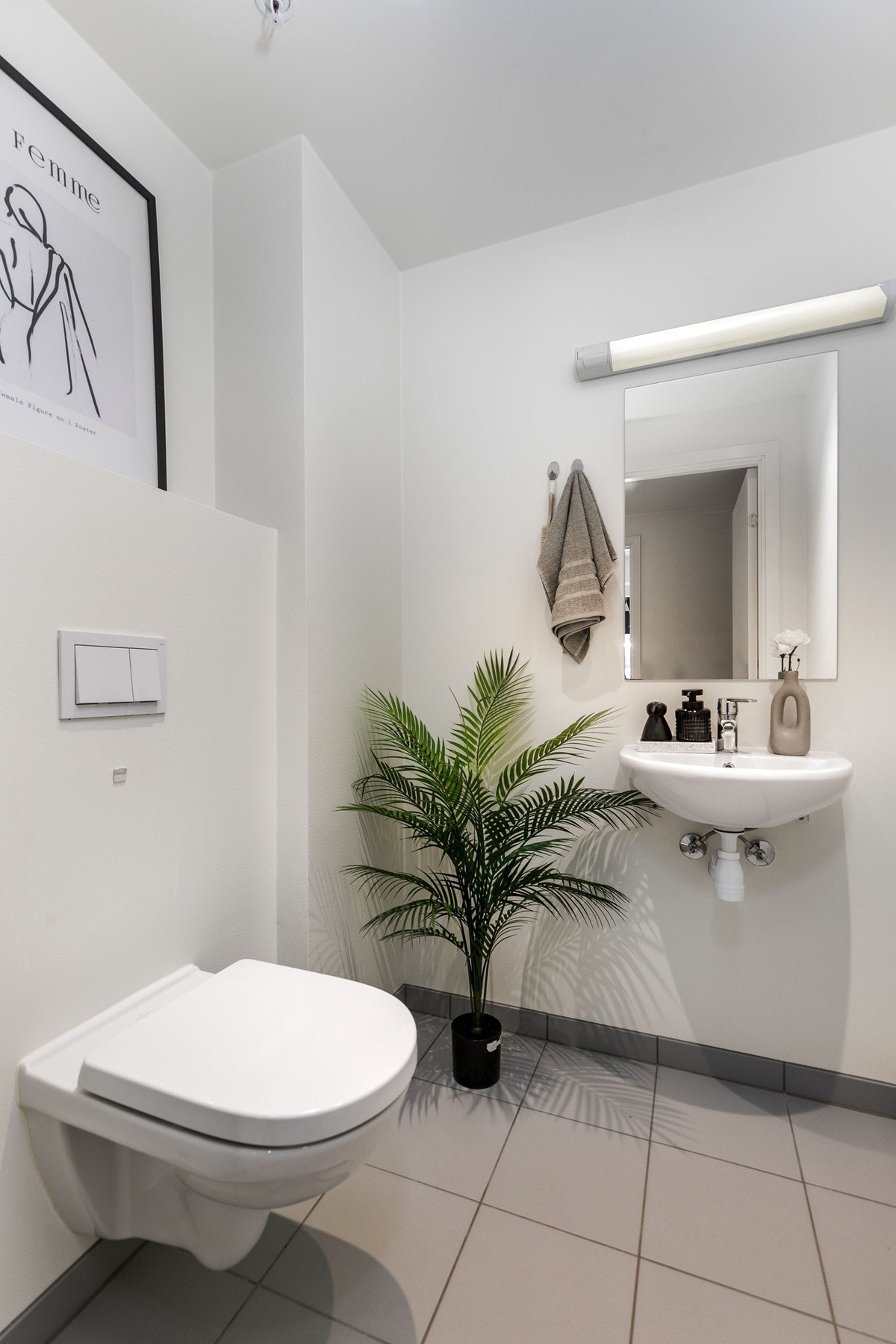 Pent separat toalett med inngang fra entré. Galleribilde