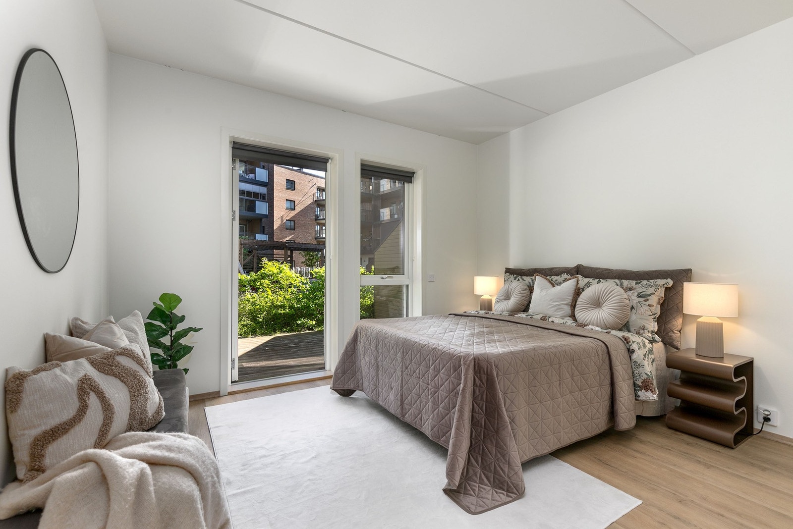 Innbydende hovedsoverom med utgang til terrasseplatting. Galleribilde