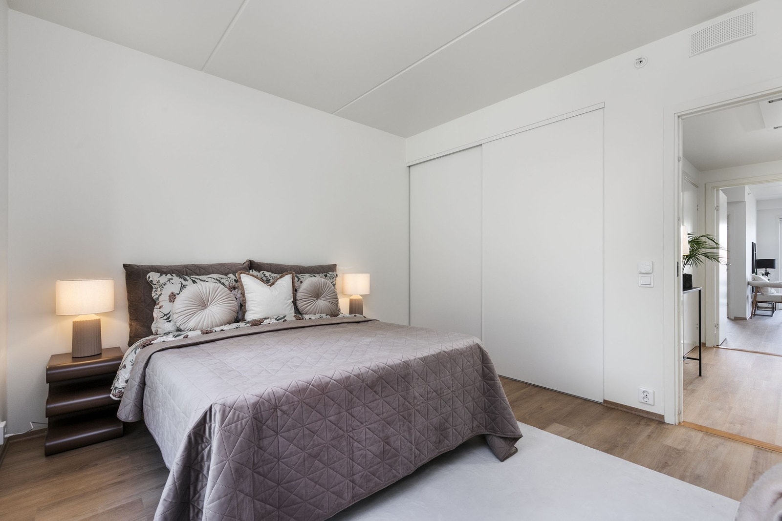 Praktisk skyvedørsgarderobe på hovedsoverommet. Galleribilde
