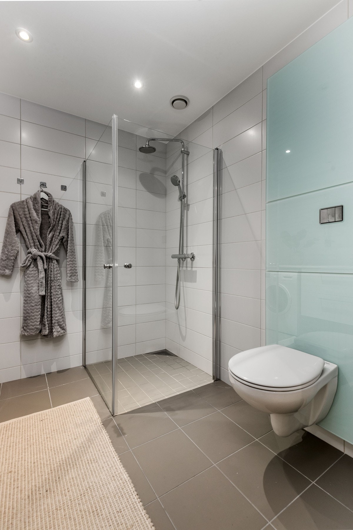 Vegghengt toalett på badet. Varme i gulv med varmekabler. Galleribilde