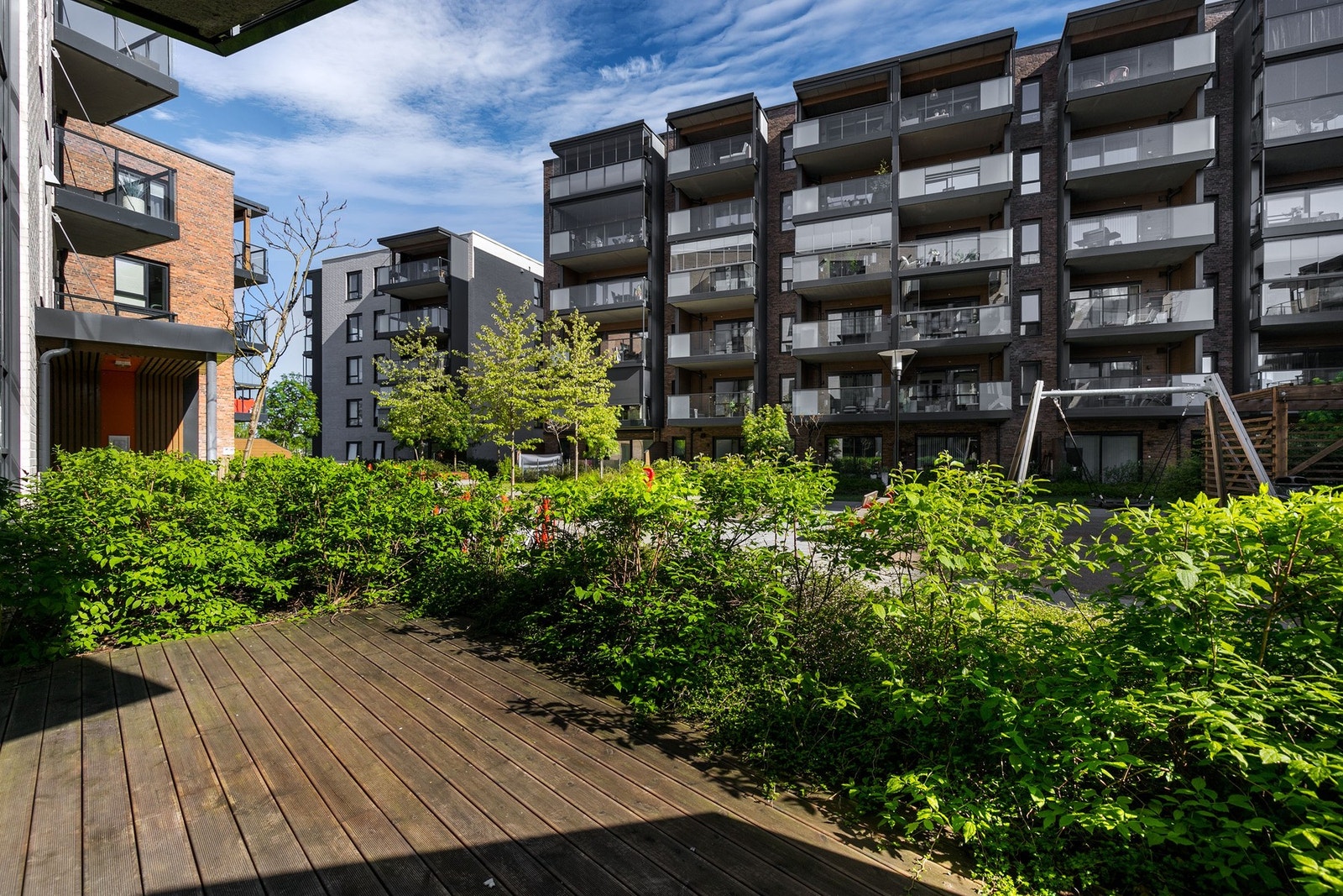 Flott nordøstvendt terrasseplatting på 13 kvm. God plass til utemøber etter ønske. Galleribilde