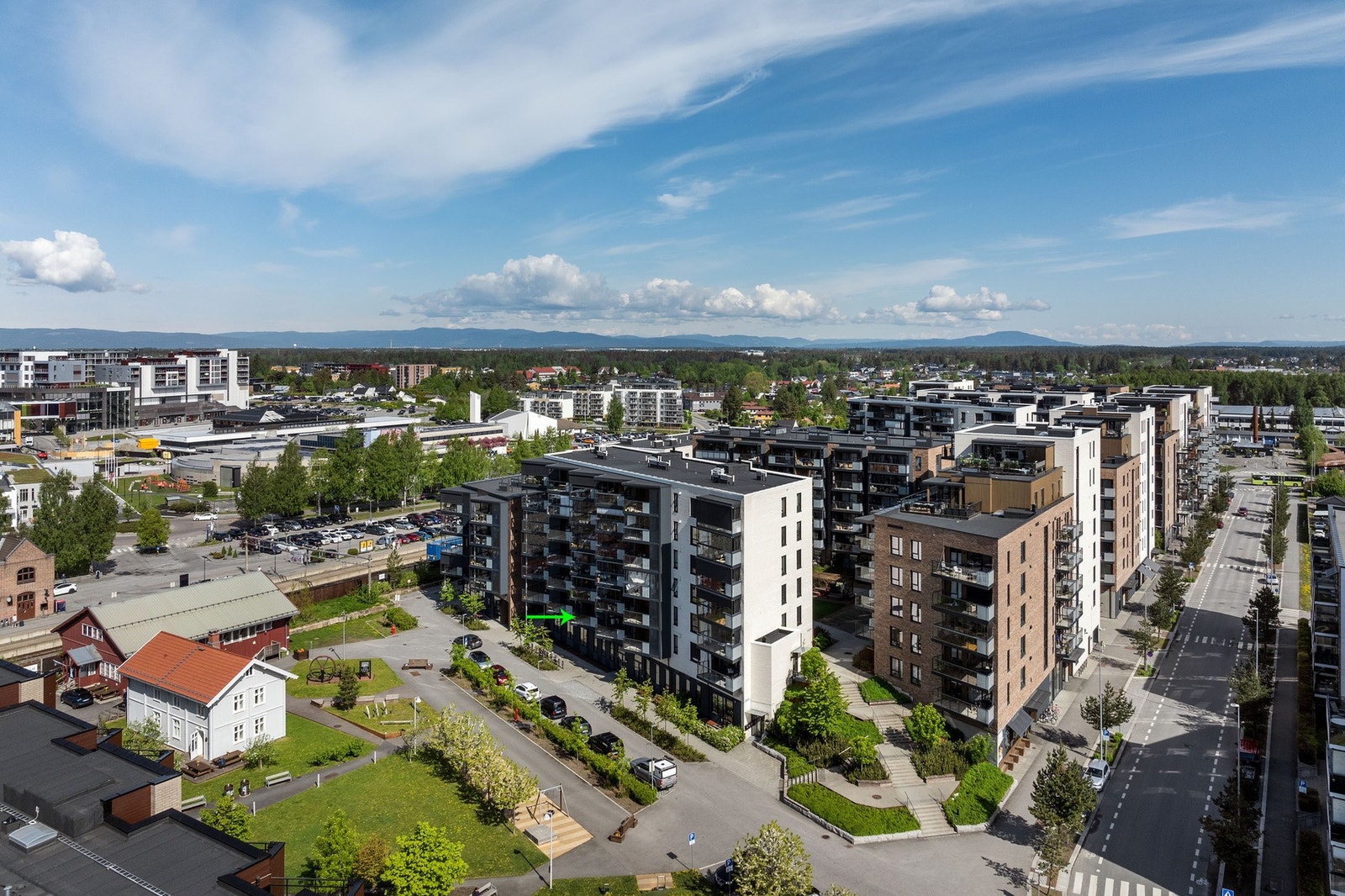 Fra leiligheten er det middelbar nærhet til butikk, offentlig kommunikasjon, turmuligheter m.m. Galleribilde