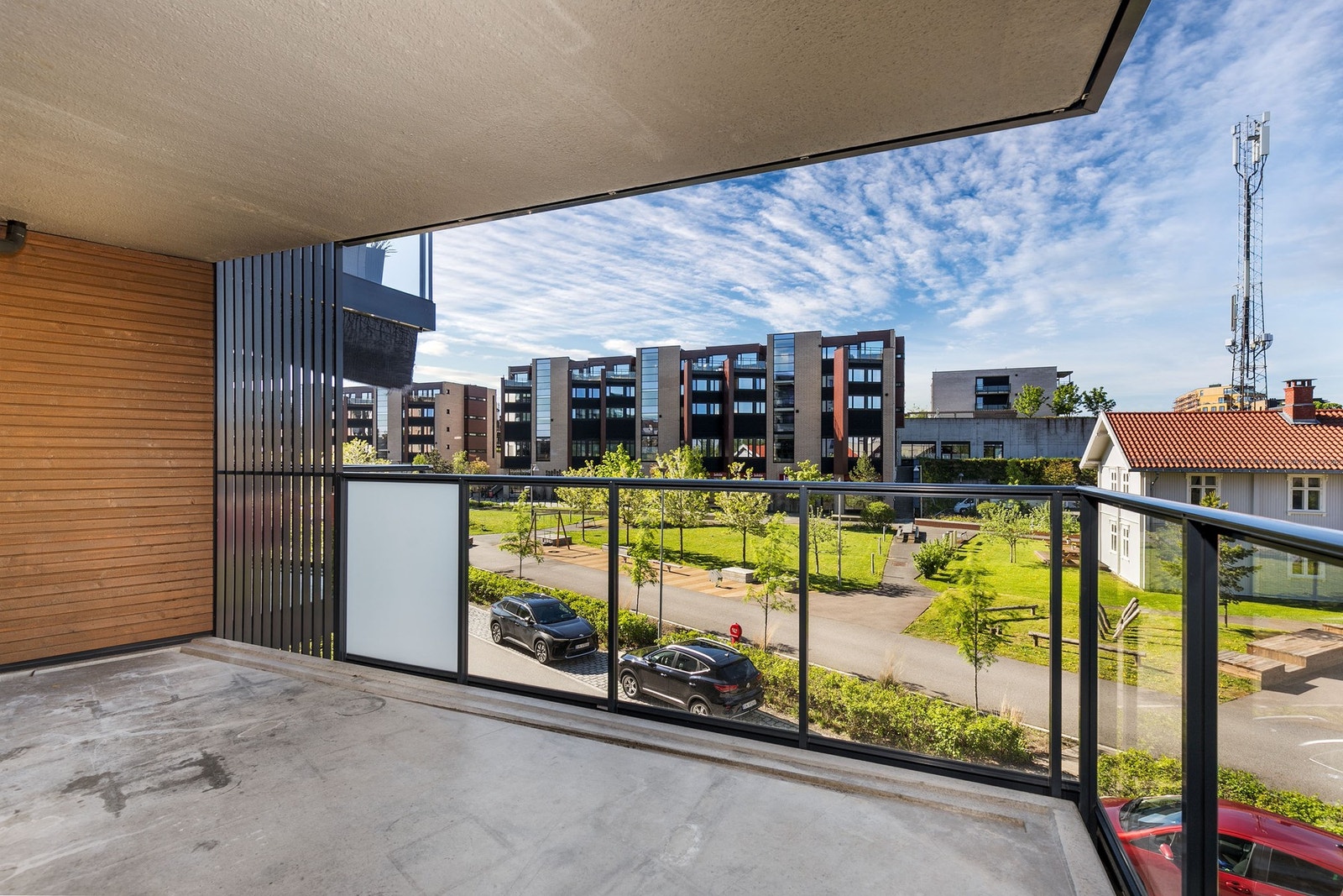 Utgang til sydvestvendt balkong på 14 kvm med god plass til utemøbler Galleribilde