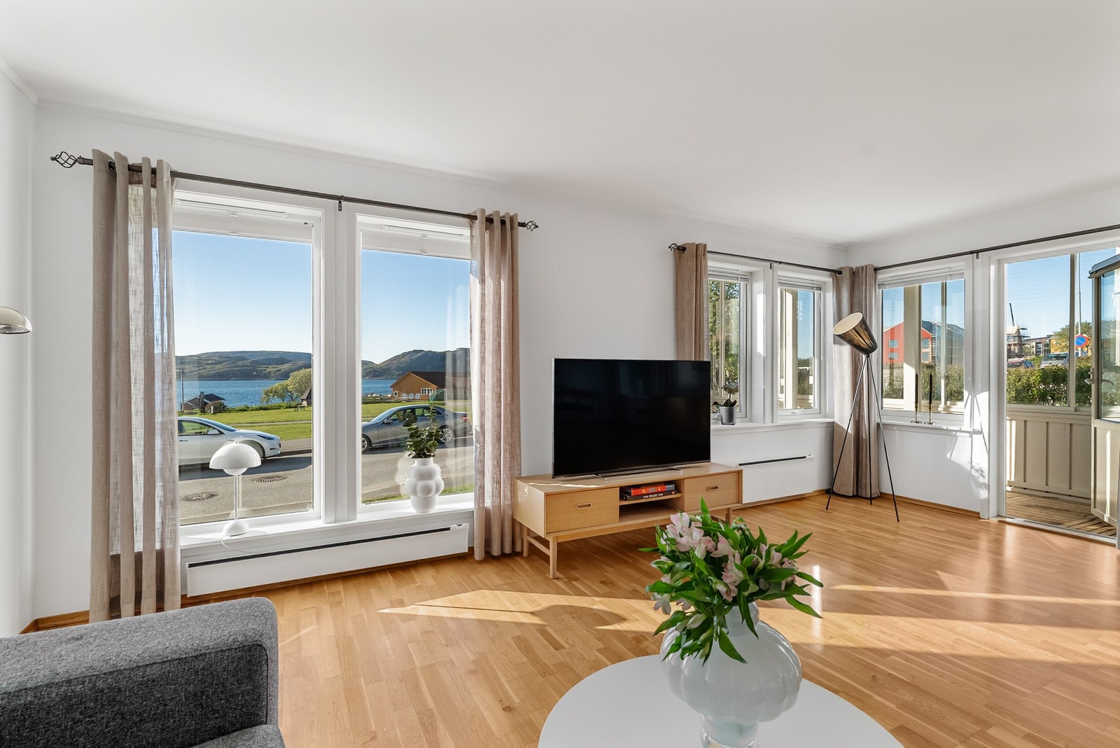 Fra stuen er det utgang til en innglasset balkong. Galleribilde