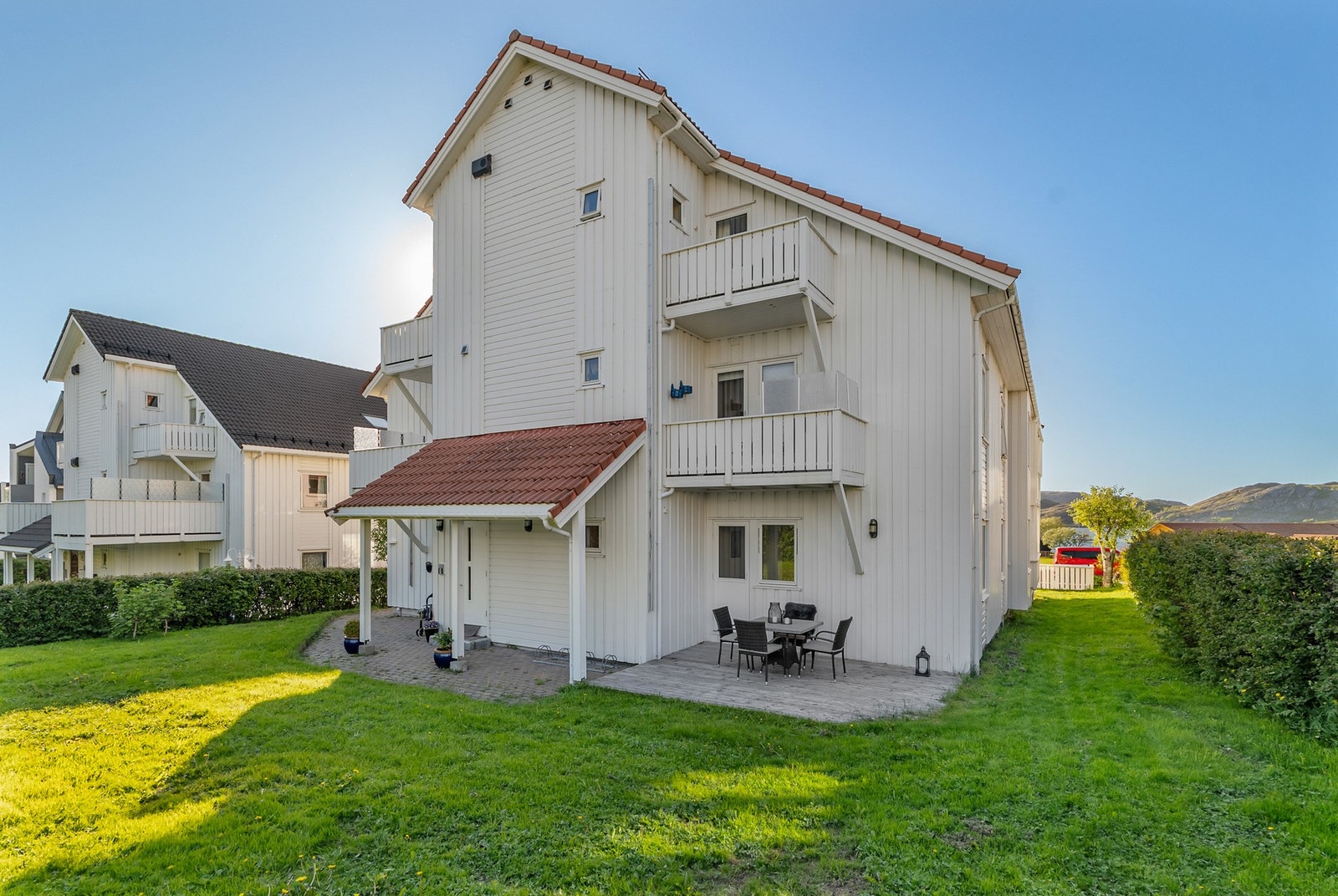 Fra det ene soverommet er det utgang til en terrasse mot sør. Galleribilde