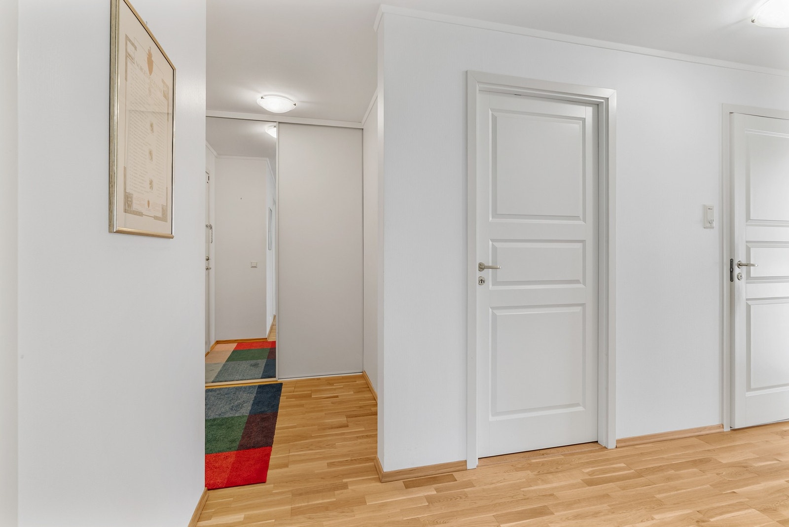Mellomgang som leder til soverom og bad er adskilt fra stue/ kjøkken. Galleribilde