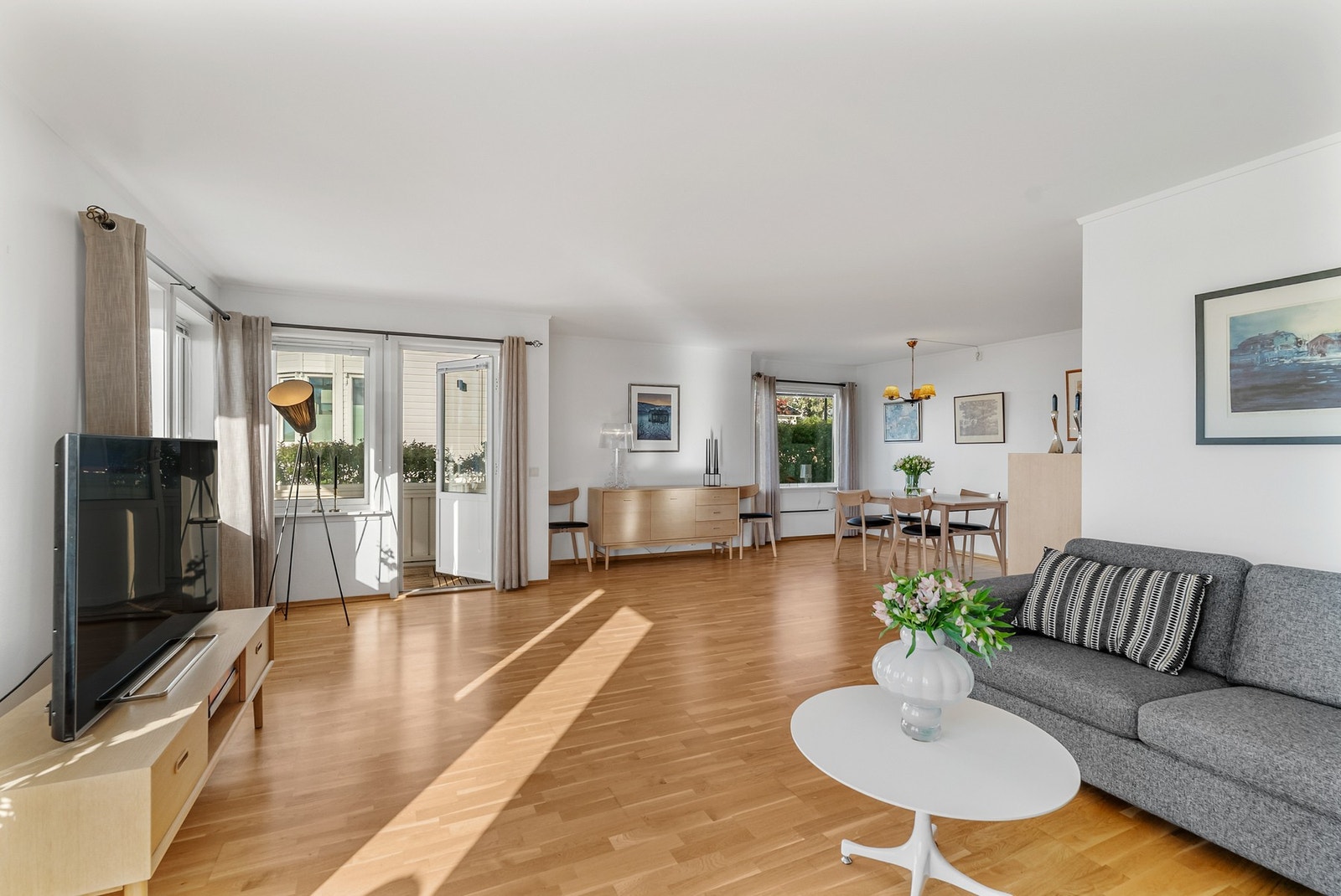 Stuen er av god størrelse og har god plass til flere sittegrupper. Galleribilde