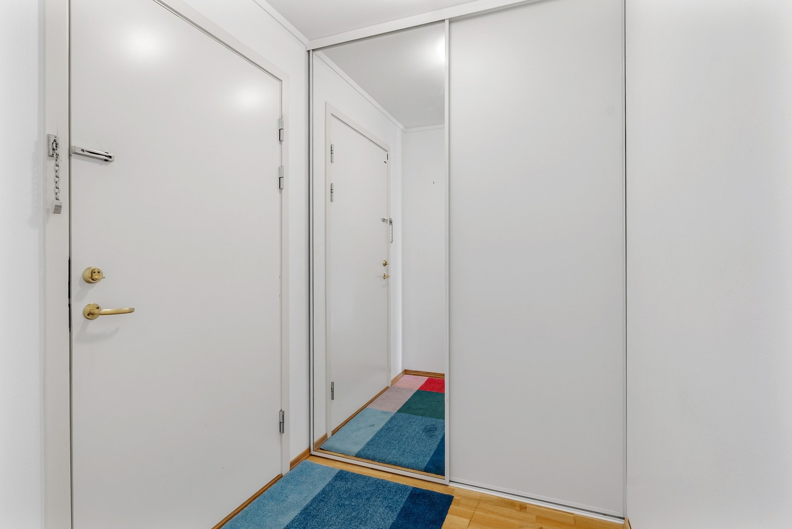 Entré med skyvedørsgarderobe. Galleribilde