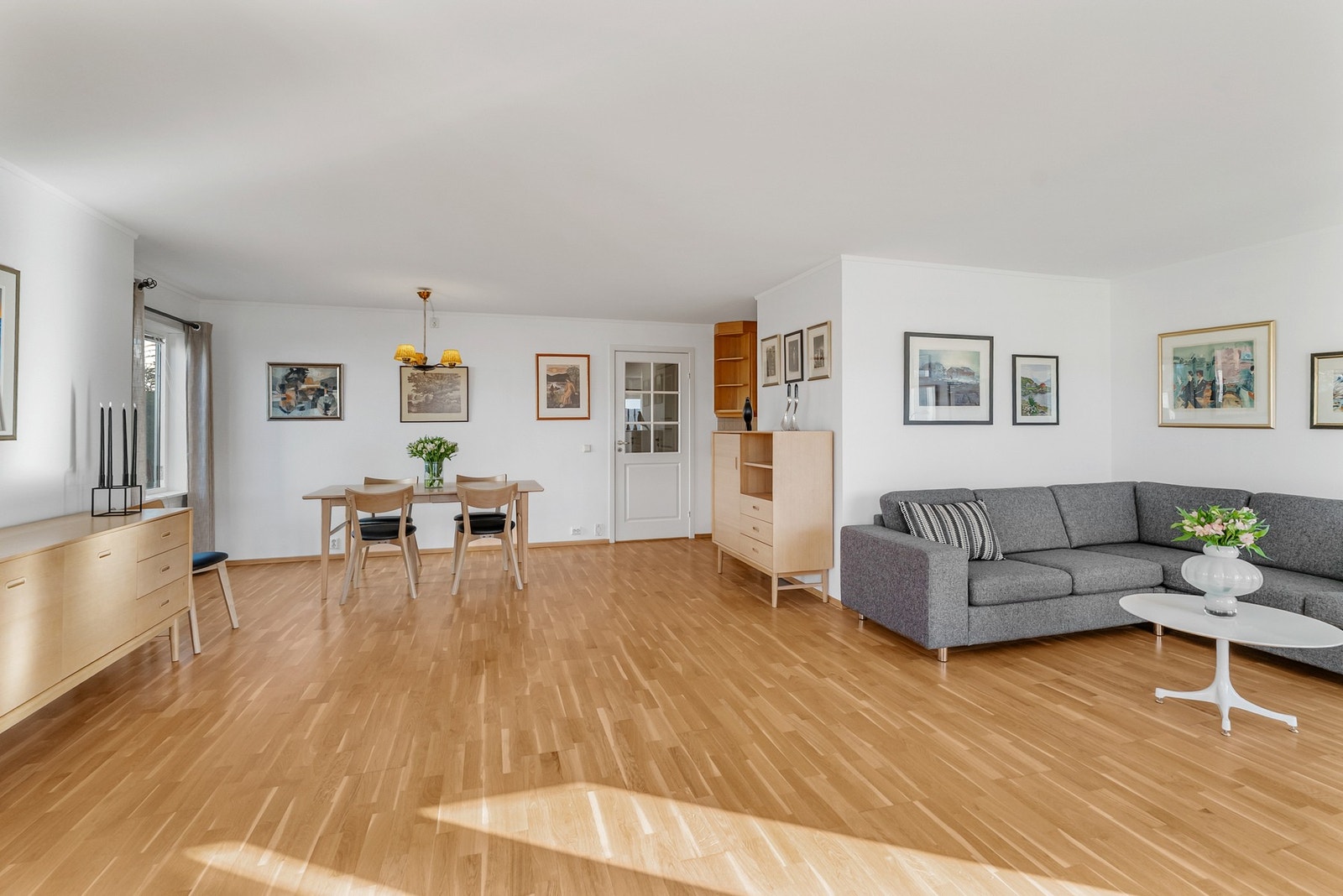 Romslig løsning med god plass til å møblere med en stor spisestue ved kjøkkenet. Galleribilde