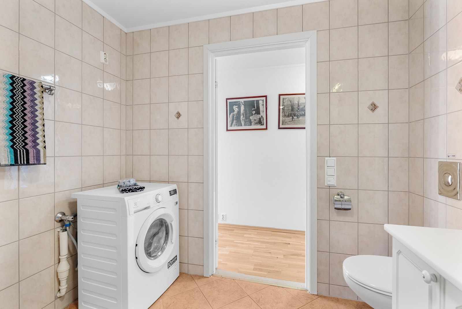 Badet er av god størrelse og har opplegg for vaskemaskin. Galleribilde