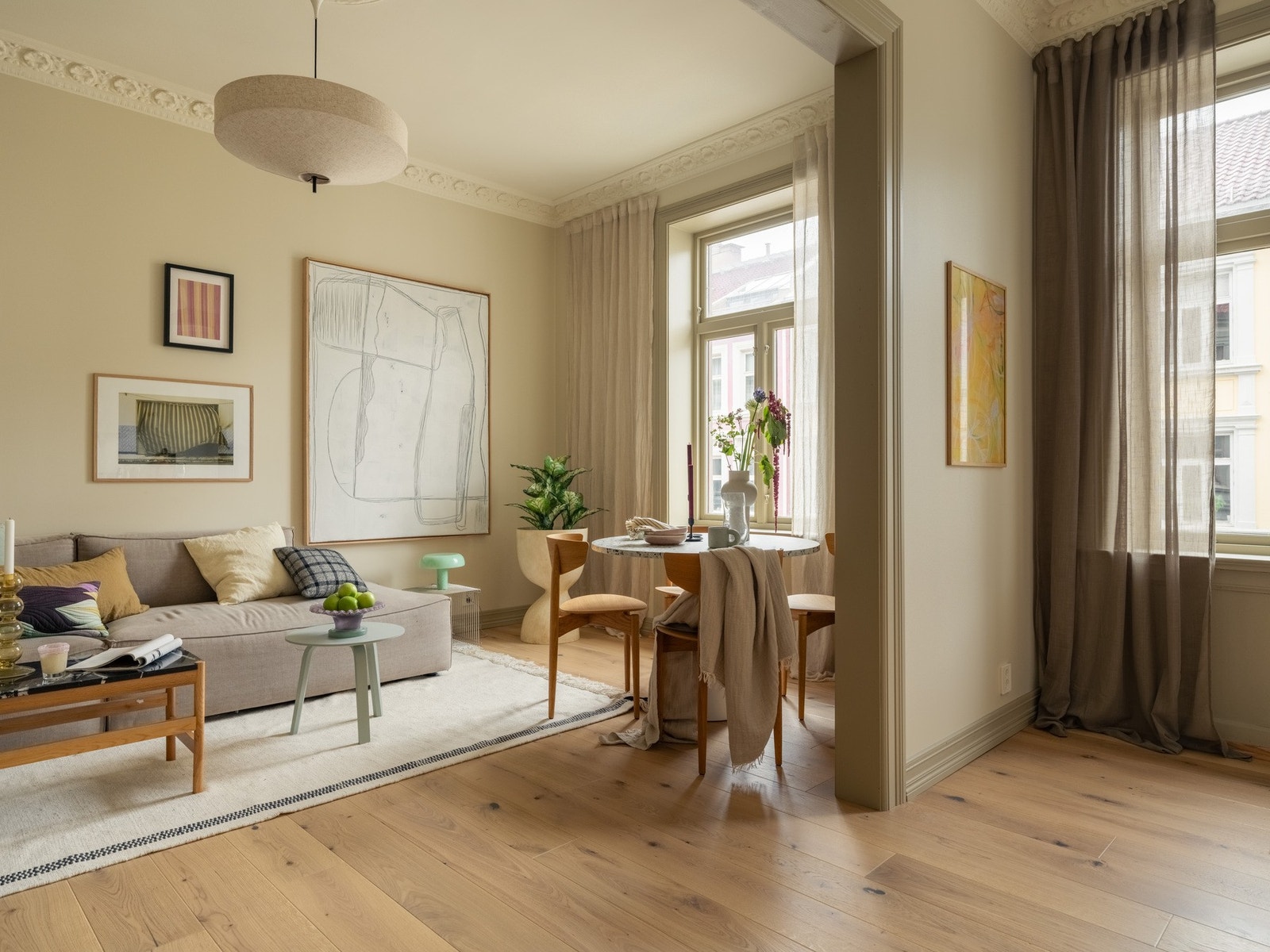 Det er god plass til sofagruppe, spisebord og salongbord. Galleribilde