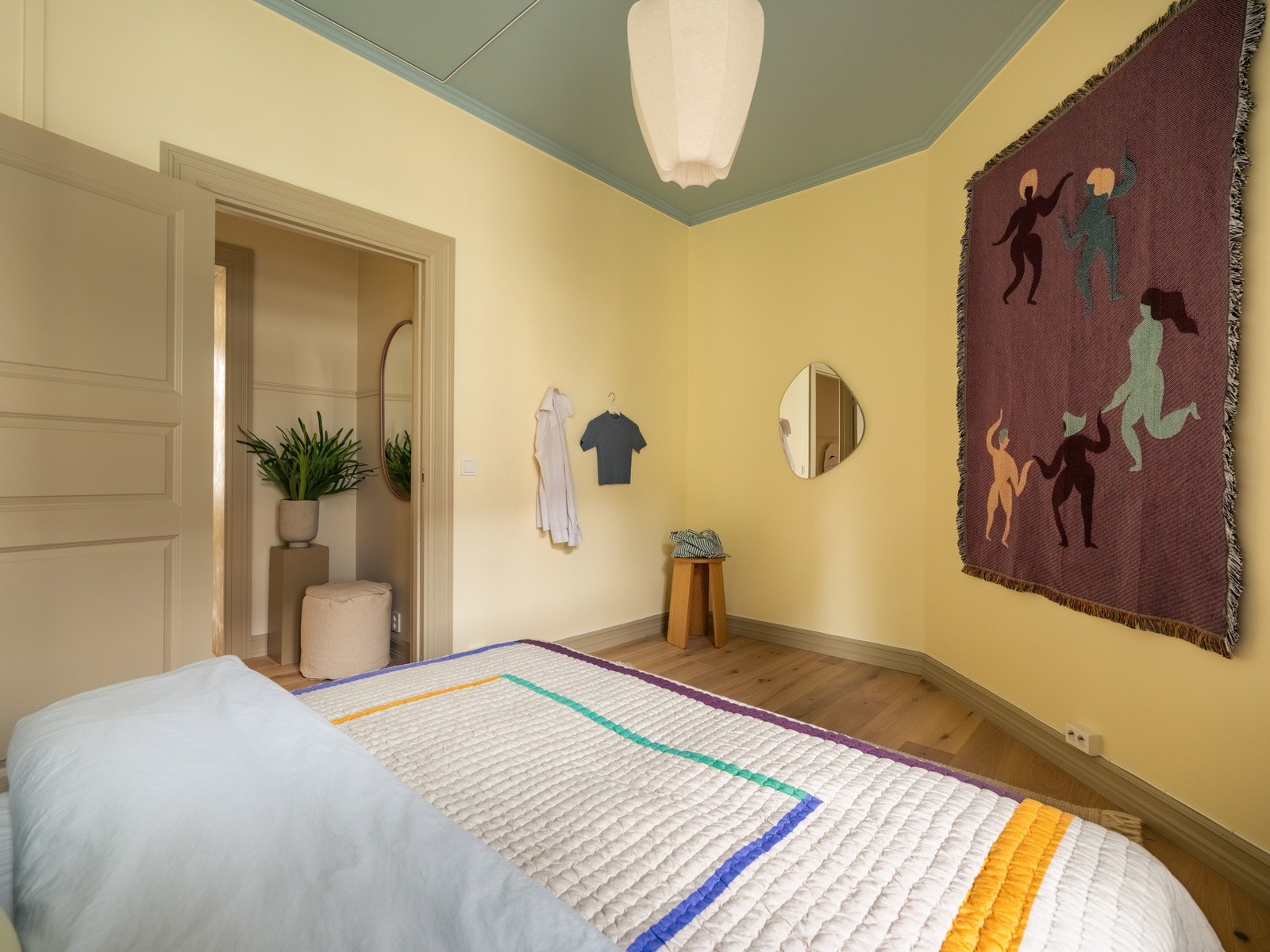 Se på den fine kombinasjonen av farger på både vegger og tak. Galleribilde