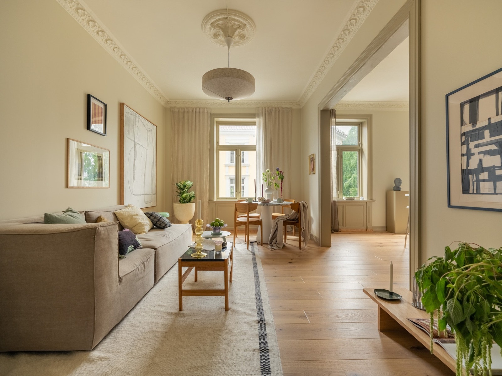 Vi fortsetter inn i det store og luftige oppholdsrommet, nemlig stuen. Galleribilde