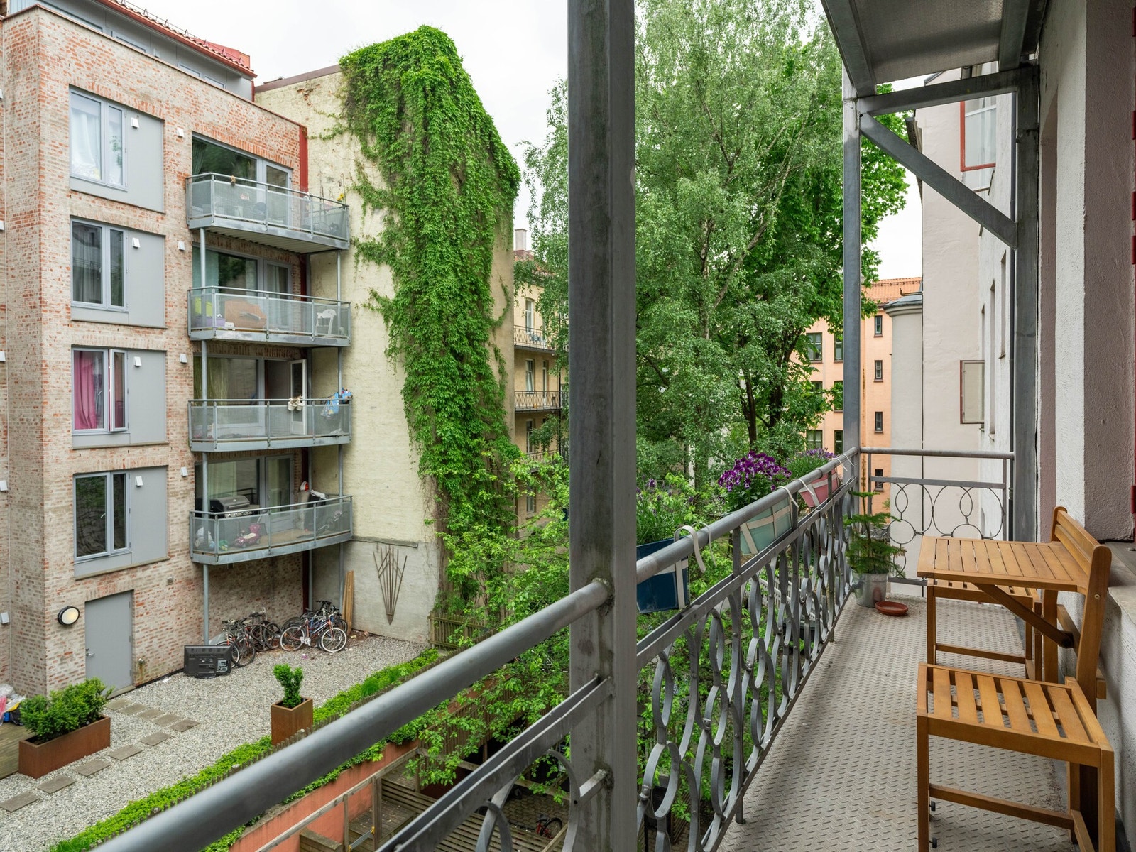 Det er en brannbalkong utenfor leiligheten, vendt mot bakård, med utgang fra felles gang. Galleribilde