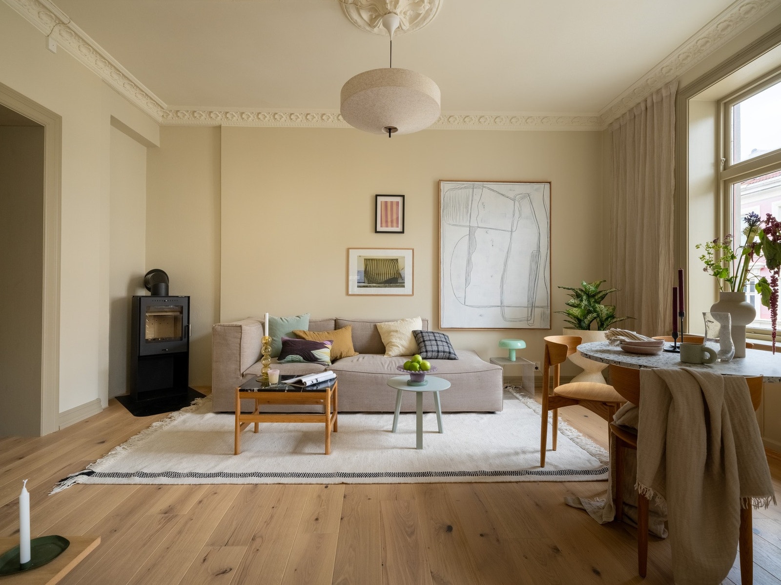 Dette er en gjennomgående og lekker 3-roms med masse sjarm og moderne standard. Galleribilde