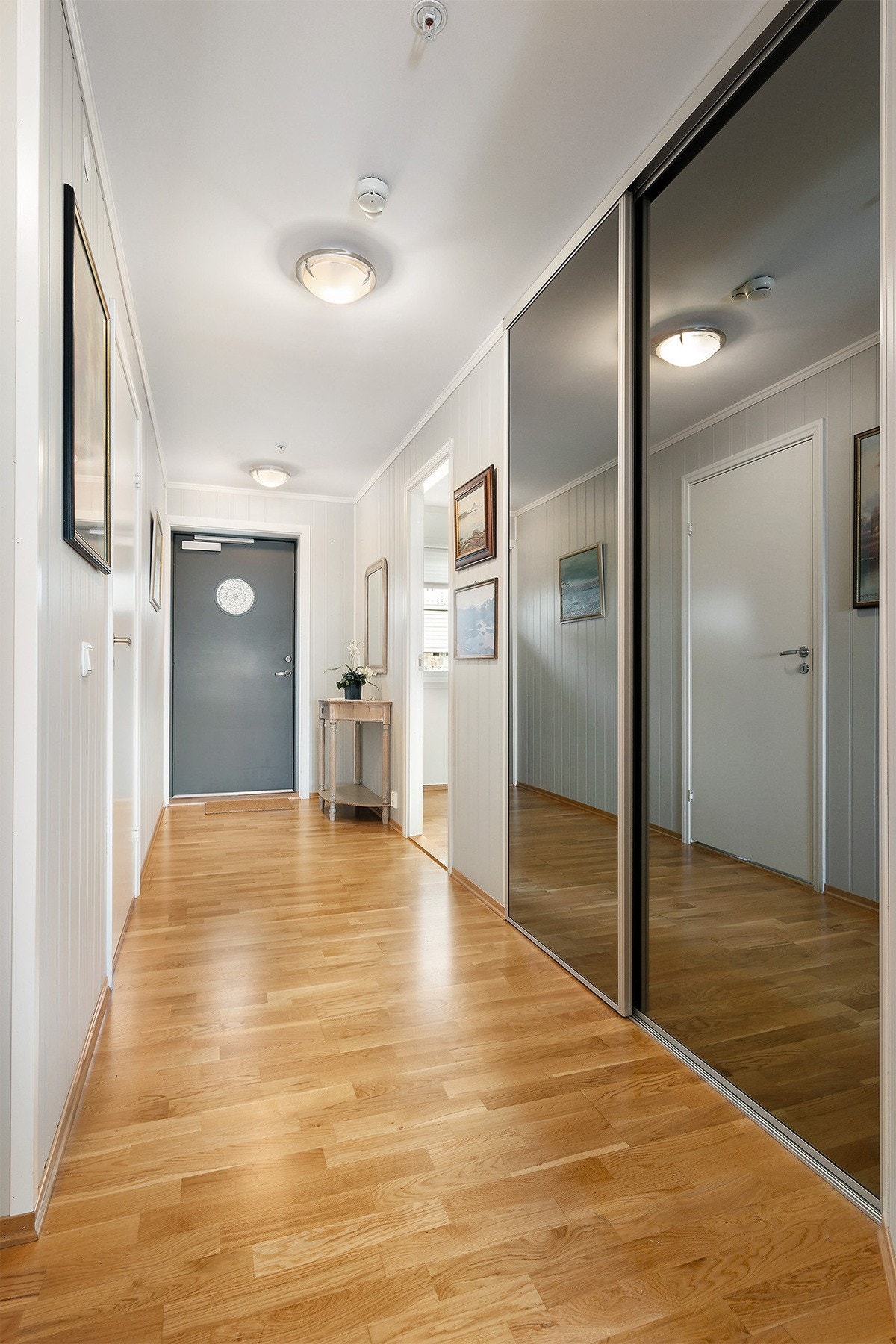 I gangen er det en praktisk skyvedørsgarderobe for ekstra oppbevaringsplass. Galleribilde