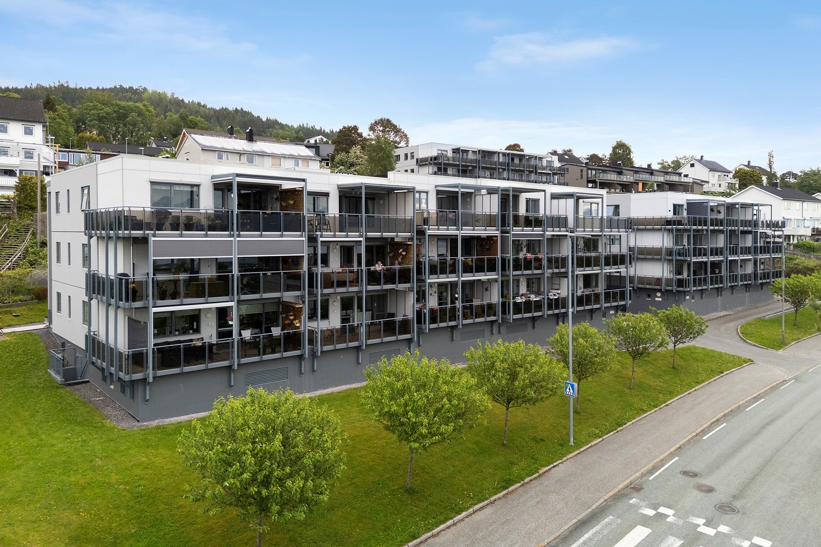 Pent opparbeidet uteområde i et trivelig nabolag. Galleribilde