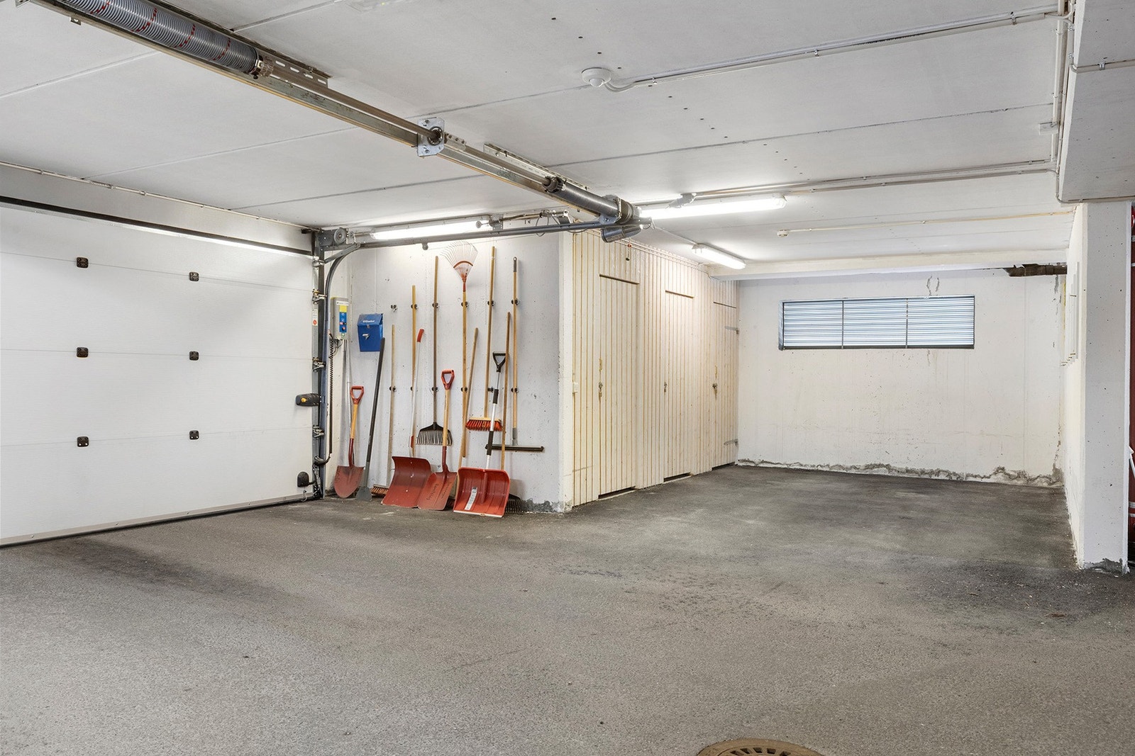 Det medfølger garasjeplass og en bod. Leiligheten disponerer bod og garasjeplass nr 32. Bod er på ca 5 m2. Galleribilde