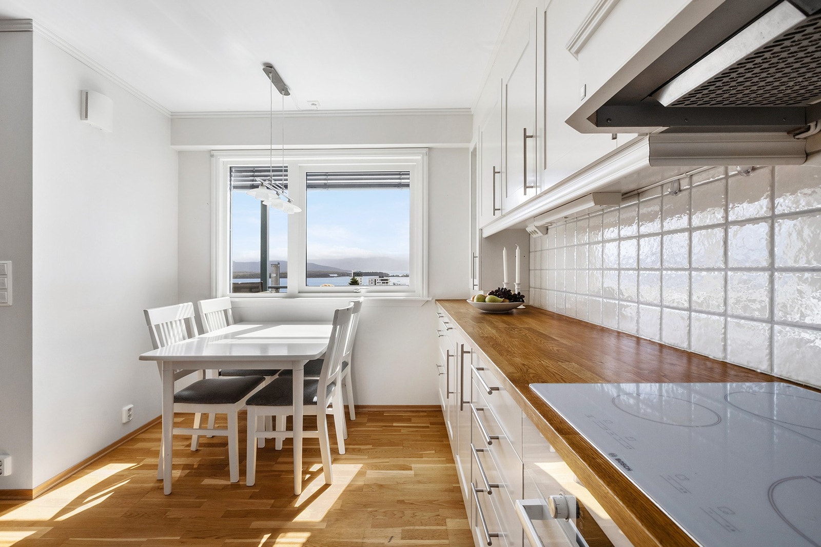 Godt med skap- og bekeplass, i tillegg til en frokostplass. Galleribilde