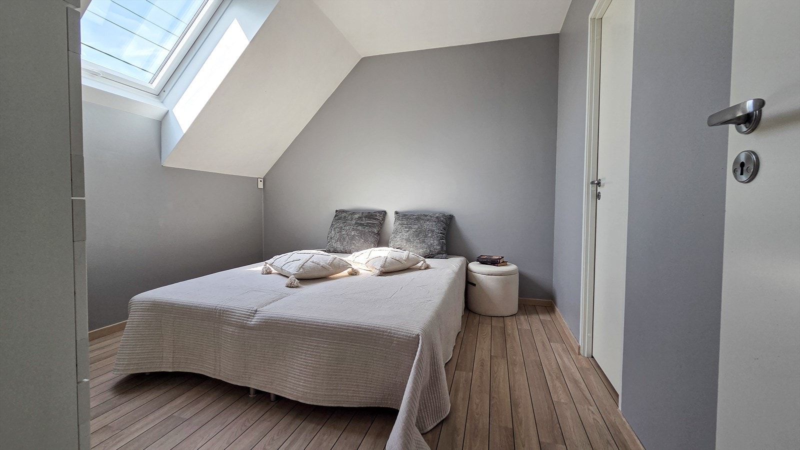 Hovedsoverommet er romslig og har eget walk-in closet. Galleribilde
