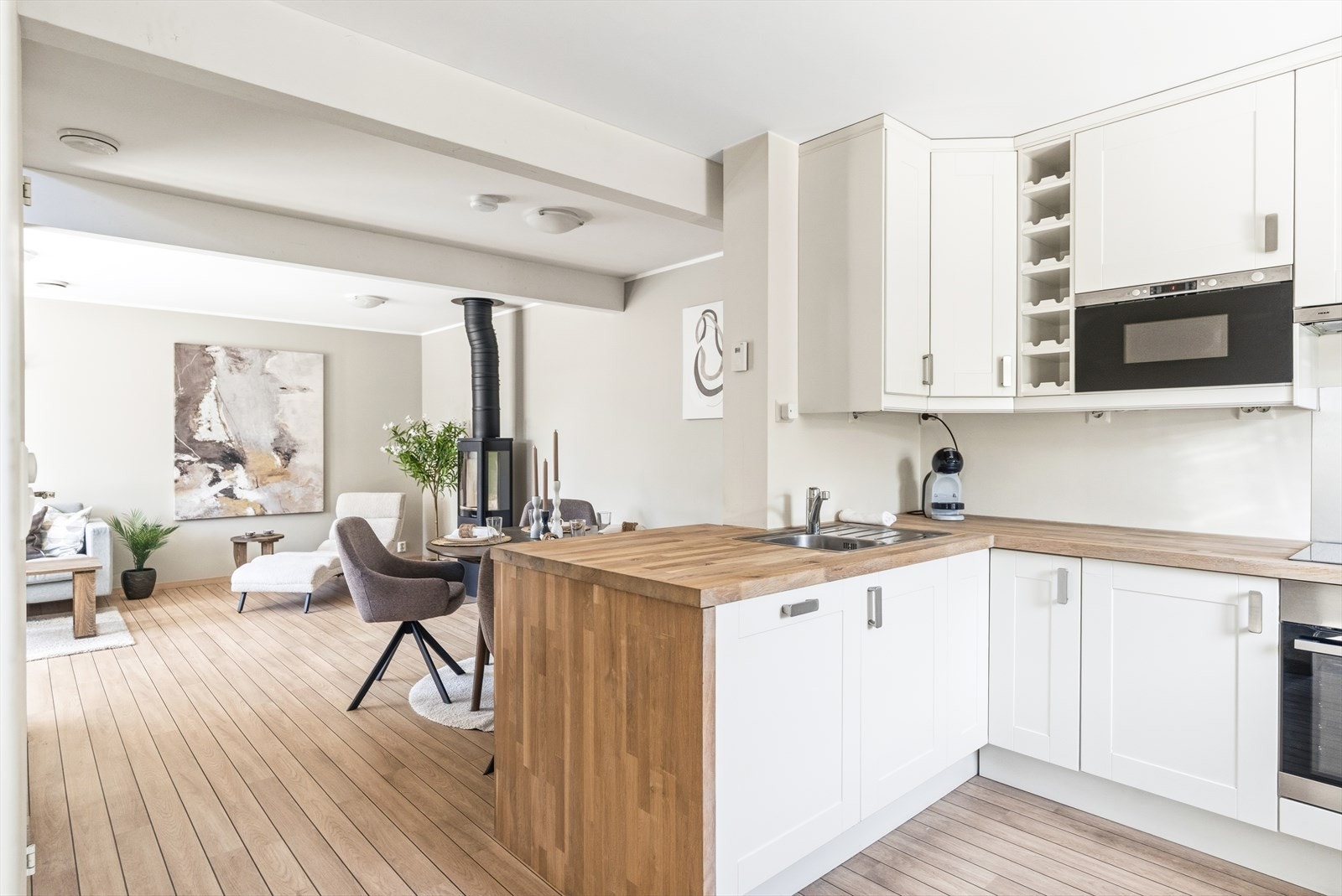Utleiedelen strekker seg over to etasjer og har en romslig adkomstplatting på ca. 45 m². Første etasje inneholder entré, wc, kjøkken, stue og bod. I etasjen over finner man gang, bad, tre soverom og walk-in closet. Galleribilde