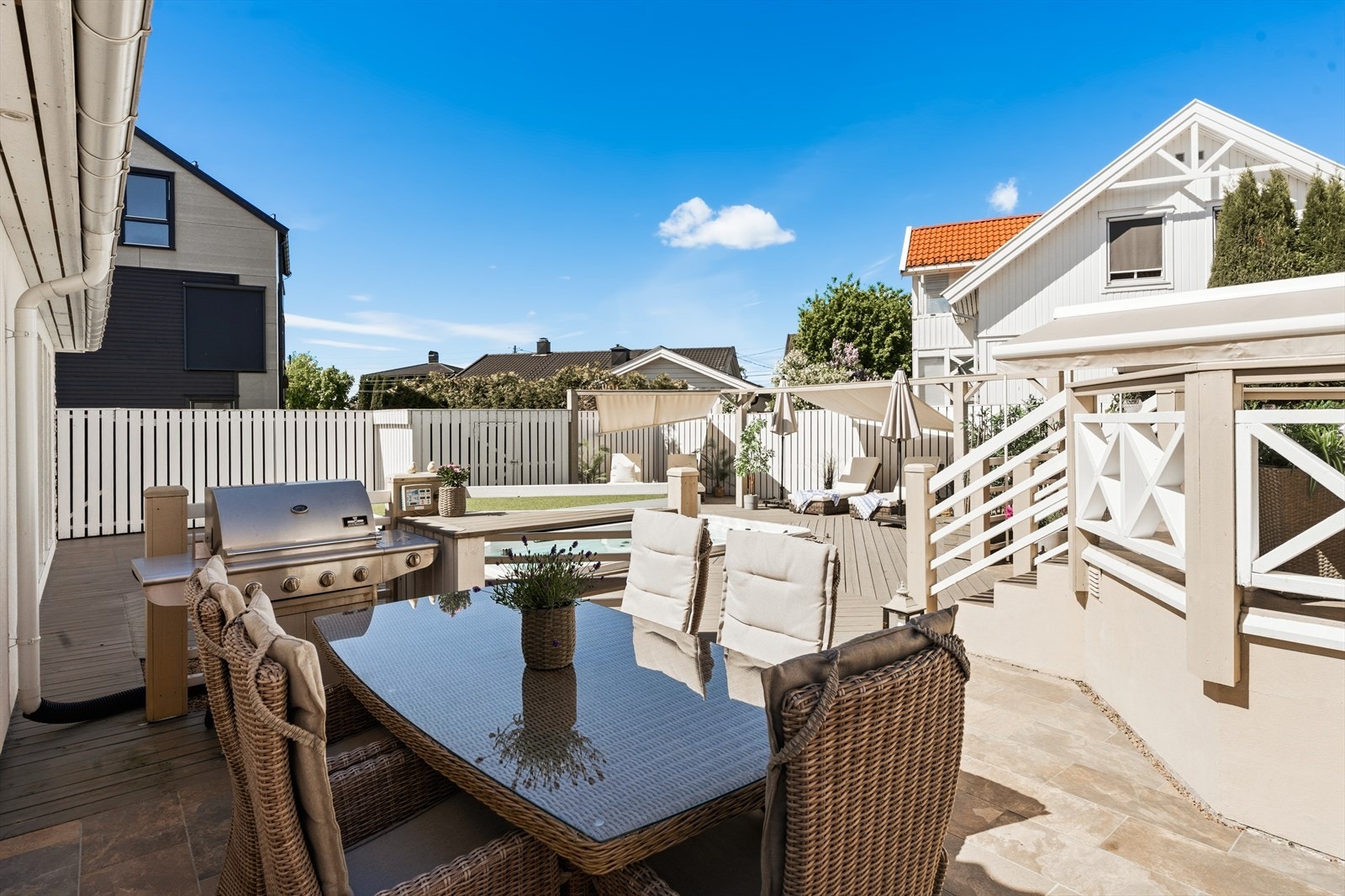 Perfekt ramme for lange sommerdager med spiseplass, grillområde og skjermede oppholdssoner. Galleribilde