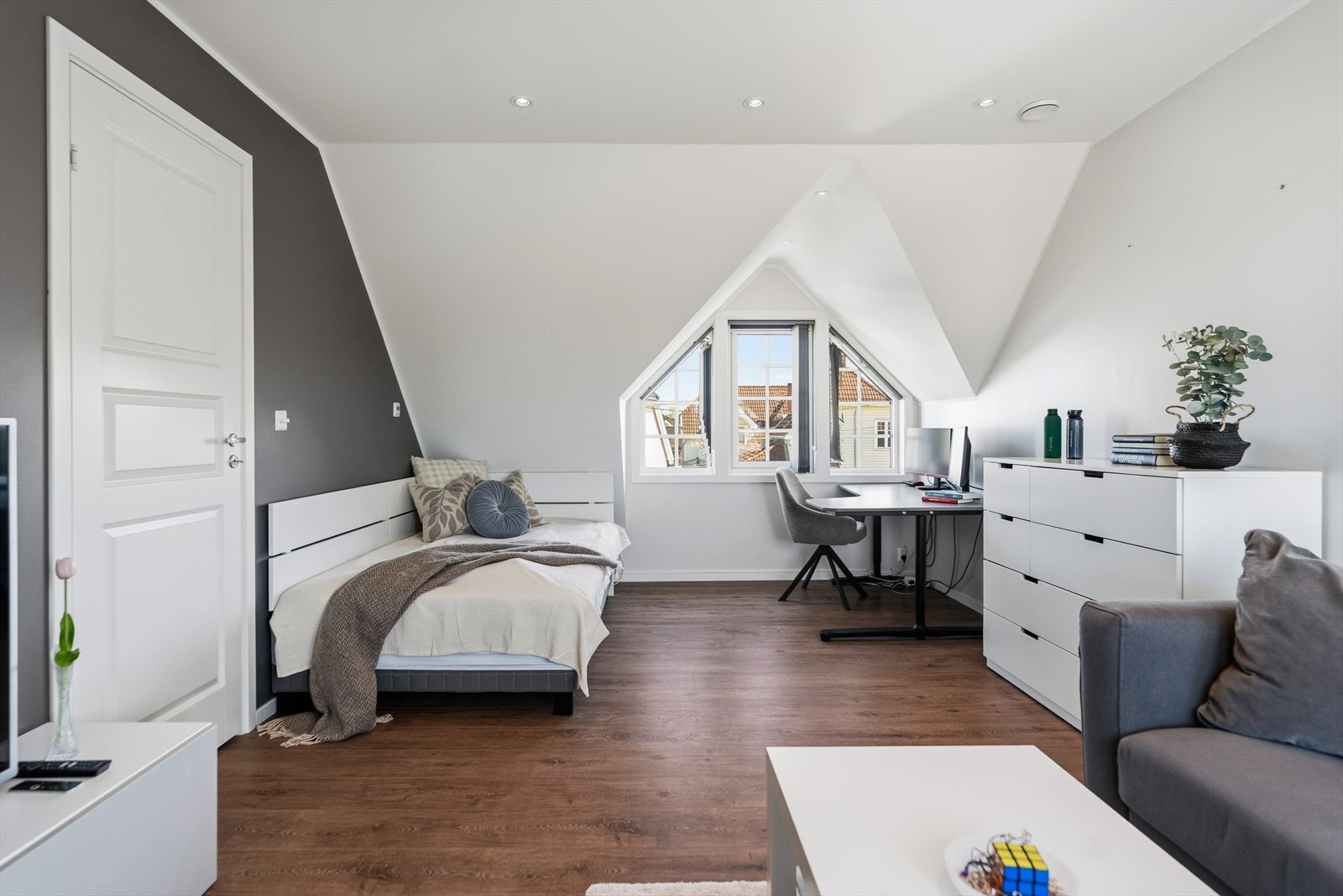 Lyst og romslig soverom med flere møbleringsmuligheter, perfekt som ungdomsrom eller gjesterom. Galleribilde