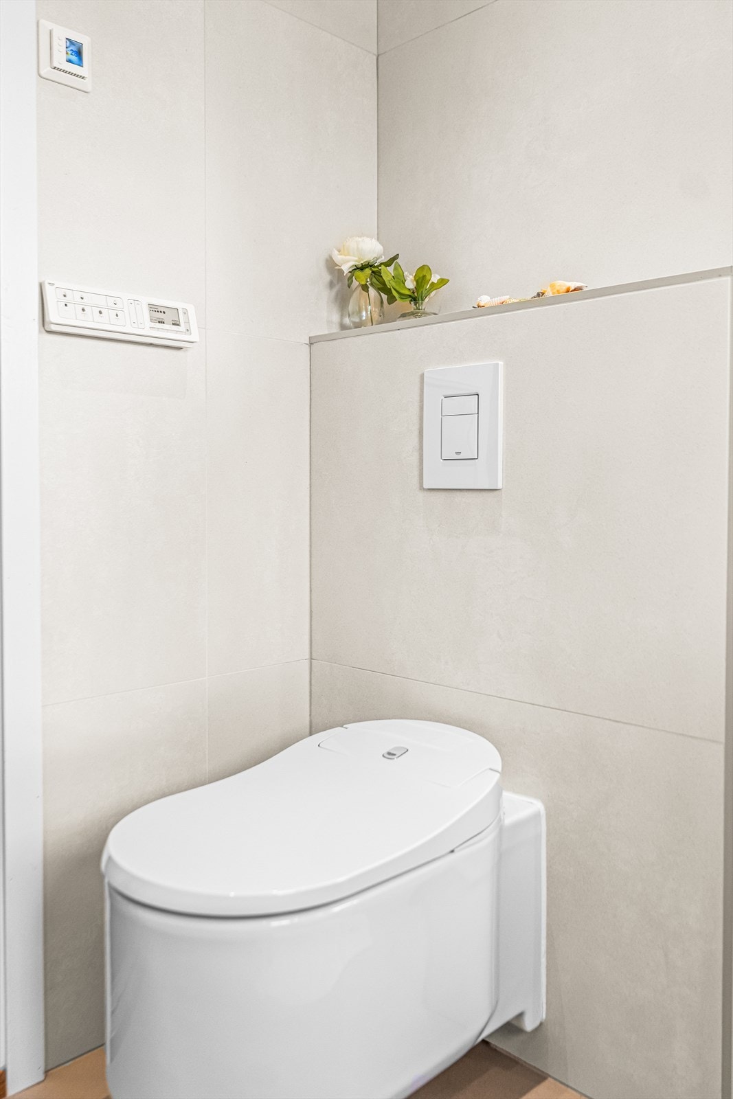 Moderne og vedlikeholdsvennlige løsninger gir badet et stilrent og tidløst uttrykk. Galleribilde