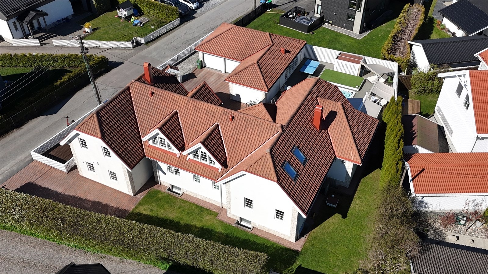 Flott beliggende eiendom med skjermede uteområder, gode solforhold og en gjennomført bebyggelse. Galleribilde