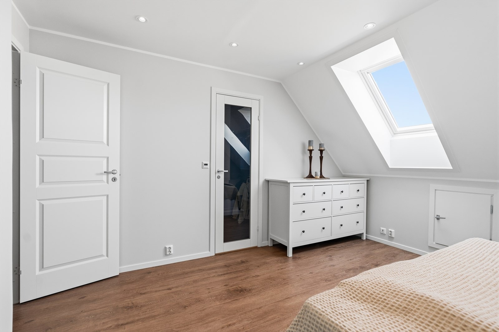 Det rommet har eget walk-in closet med hyller, skuffer og klesoppheng. Galleribilde