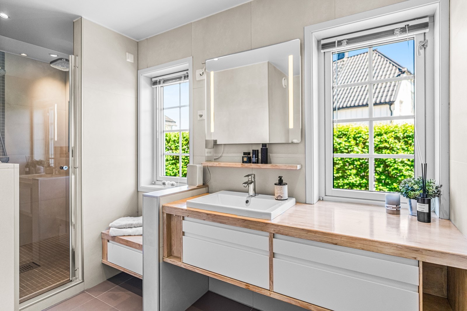 Badet i 1. etasje ligger i suiteløsning med hovedsoverommet - en behagelig hverdagsluksus. Galleribilde