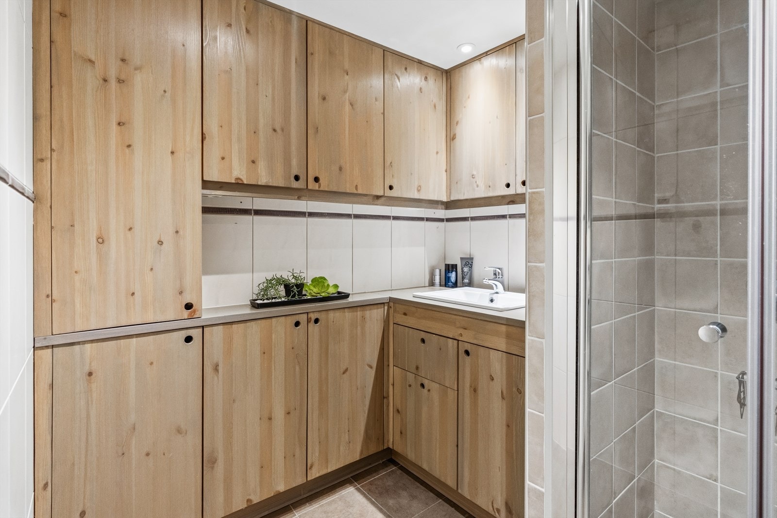 Badet har to separate skapseksjoner som gir god plass til oppbevaring av håndklær og hygieneartikler. Galleribilde