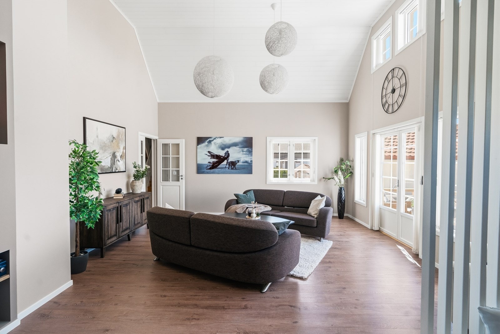 Deler av stuen har åpen himling for en herlig, luftig og helt upåklagelig atmosfære. Galleribilde