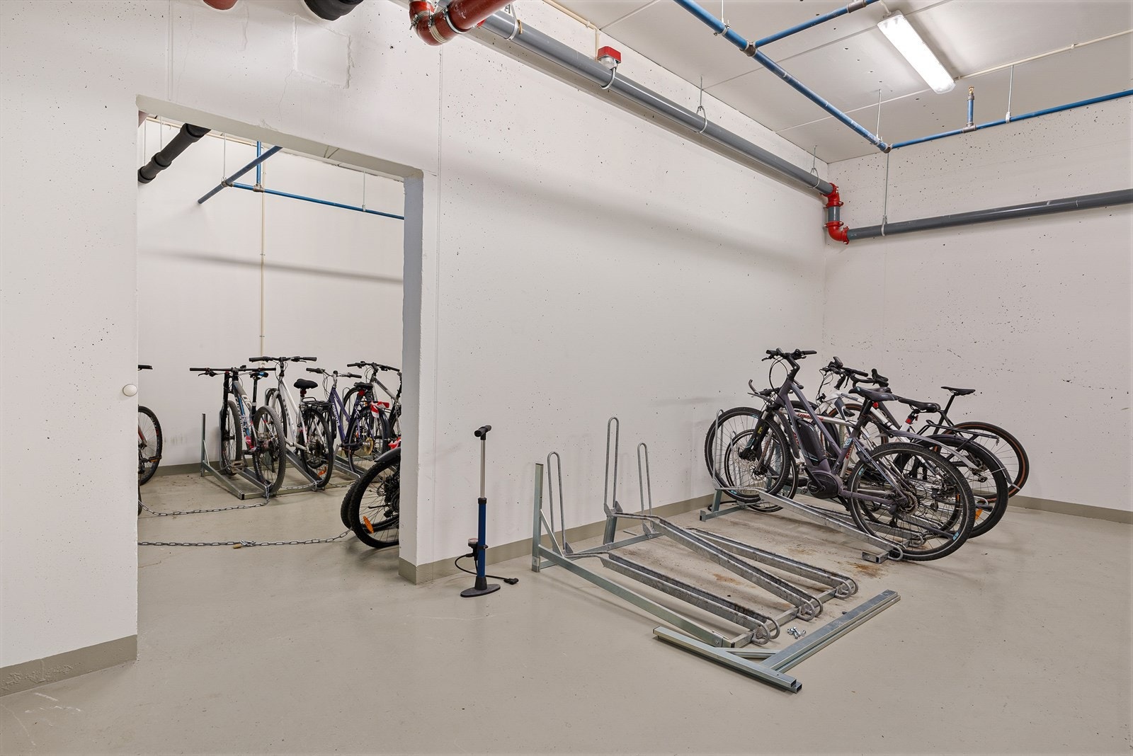 Praktisk stor felles sykkelbod for beboerne. Galleribilde