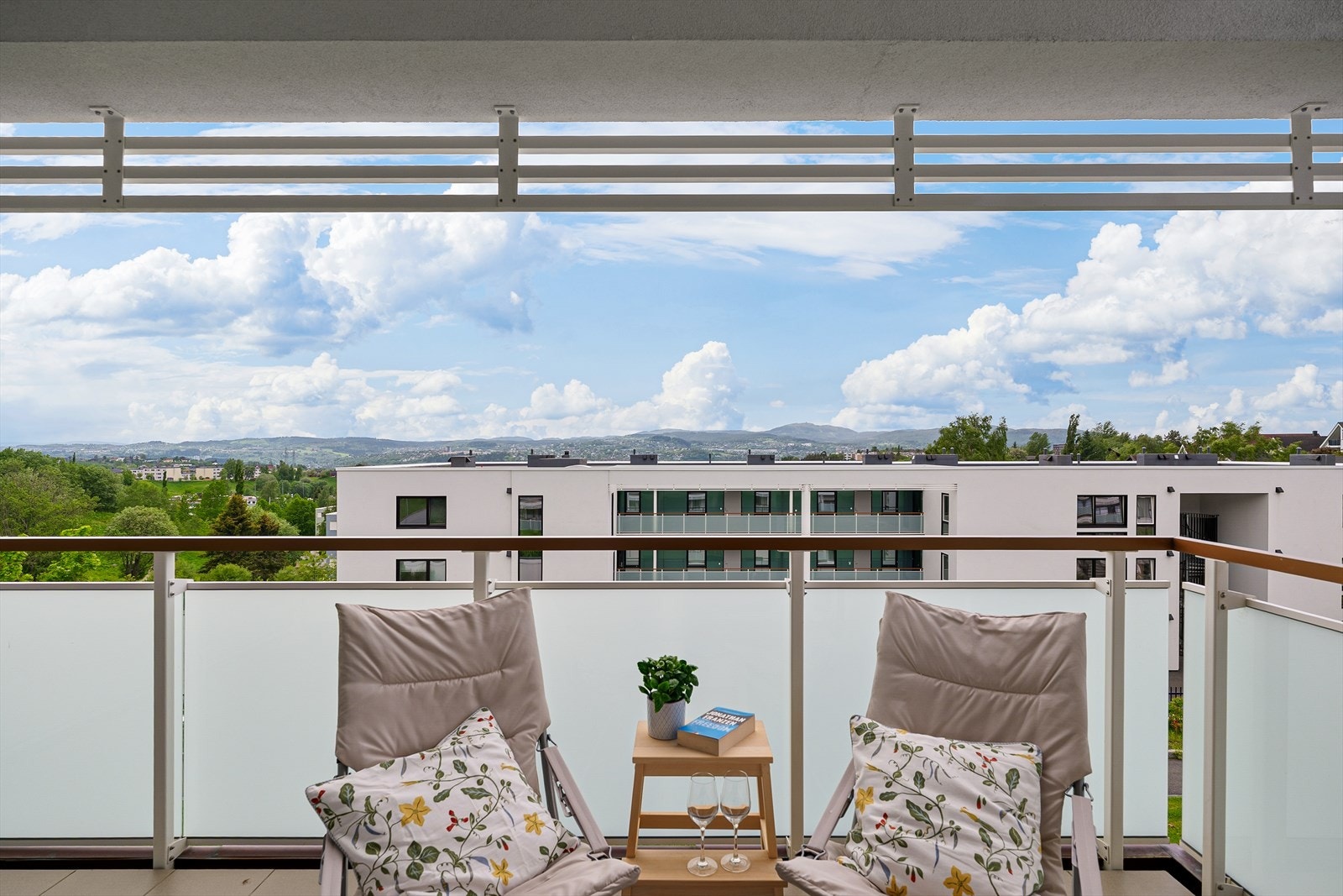 Fra balkongen ser man både Gråkallen og Granåsen i det fjerne. Galleribilde