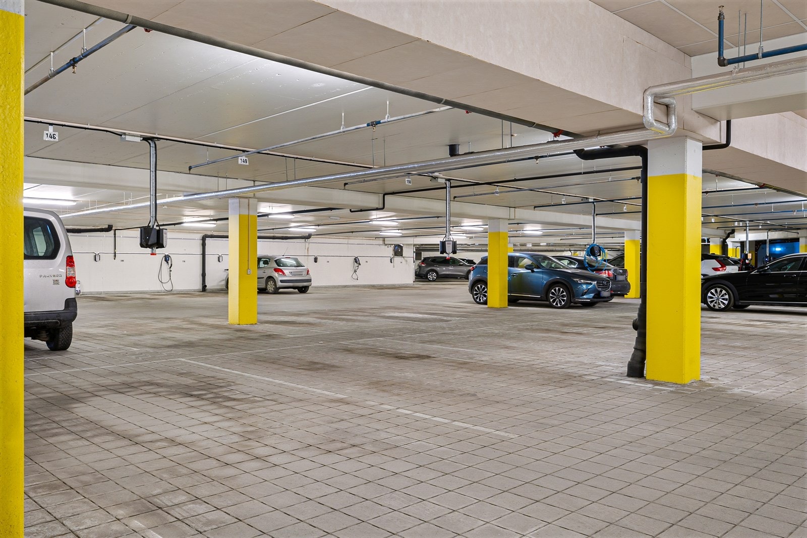 Det medfølger fast parkeringsplass i oppvarmet parkeringskjeller. Elbil-lader kan installeres om ønskelig. Galleribilde