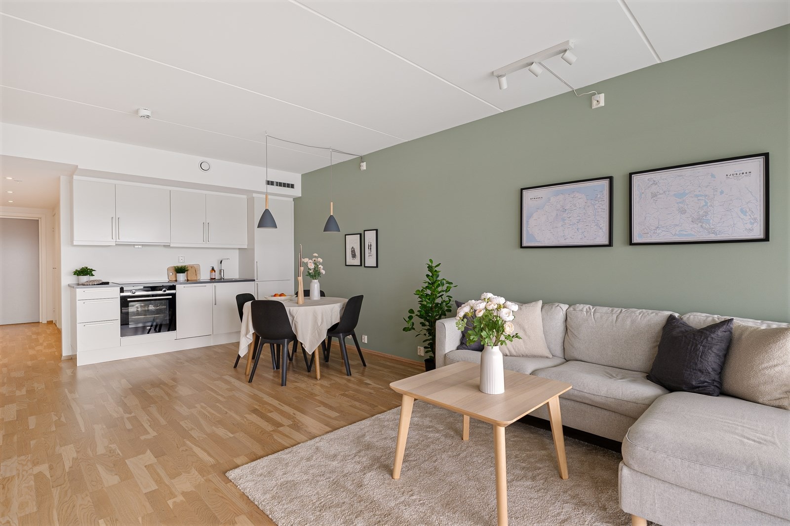 Moderne åpen stue- og kjøkkenløsning med god plass til både sofagruppe og spisebord. Galleribilde