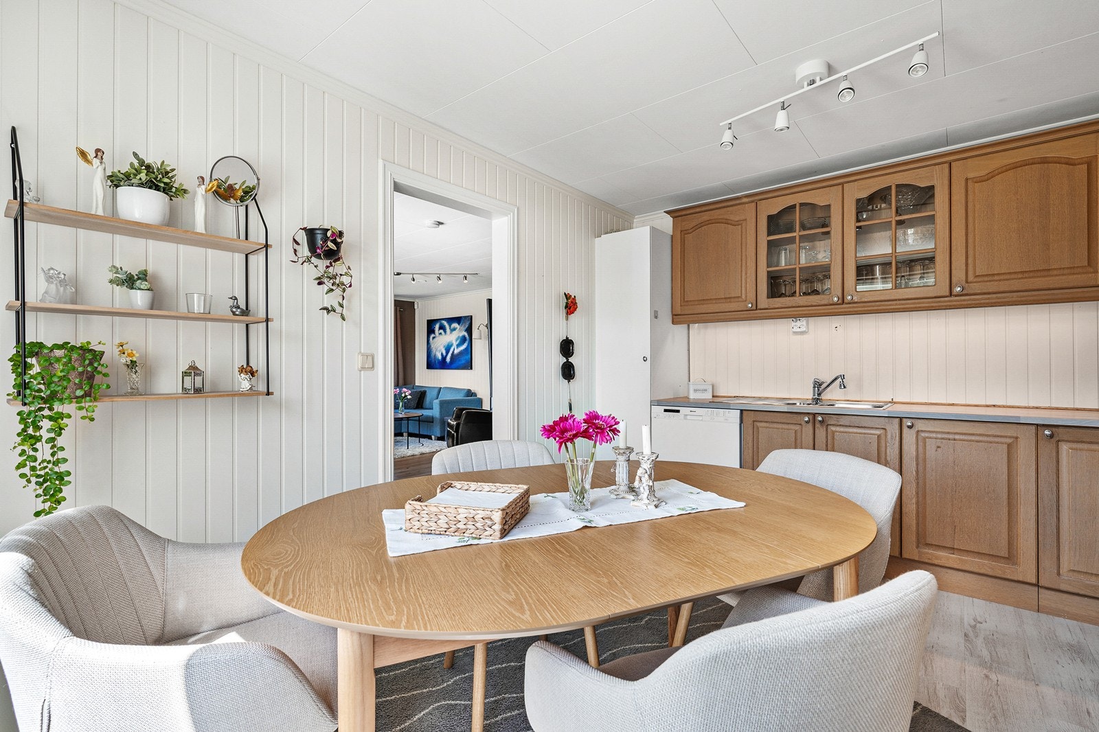 Med det store spisebordet blir kjøkkenet til et naturlig samlingspunkt for både familie og gjester. Galleribilde