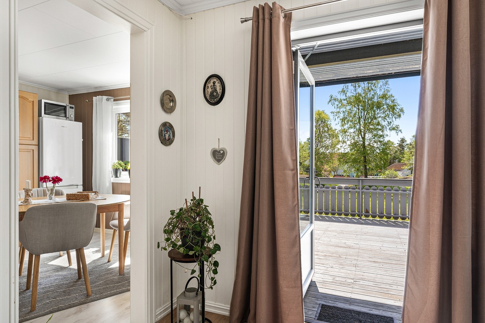 Fra stuen er det direkte utgang til en den store sørvestvendte terrassen. Galleribilde
